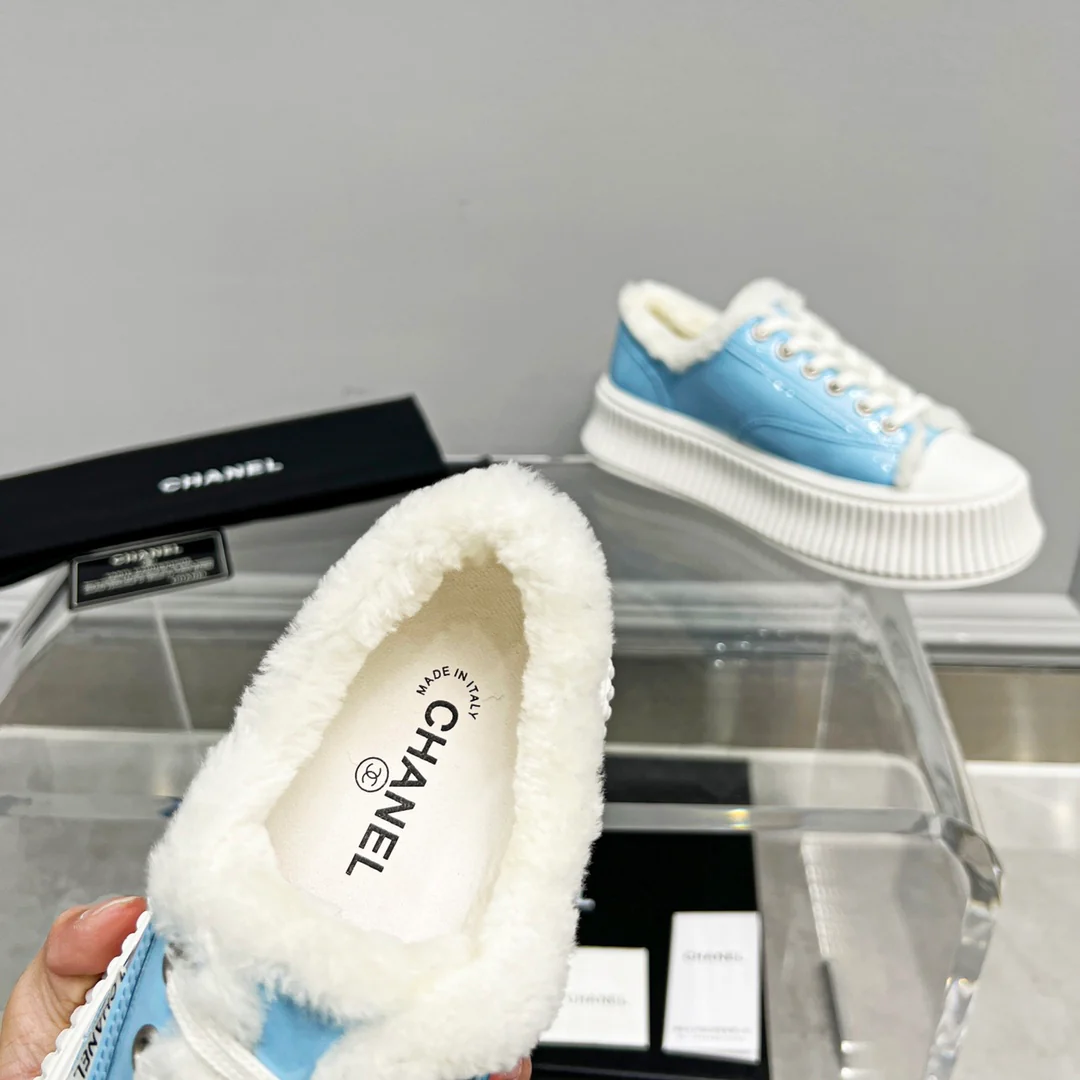 Весенняя коллекция Chanel 2022 — Повседневные туфли на платформе с меховой отделкой — Синие