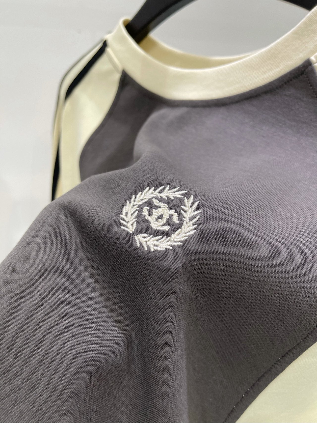 Футболка Chanel 2403 Little Beige с вышитой этикеткой, рукав реглан, с длинным рукавом