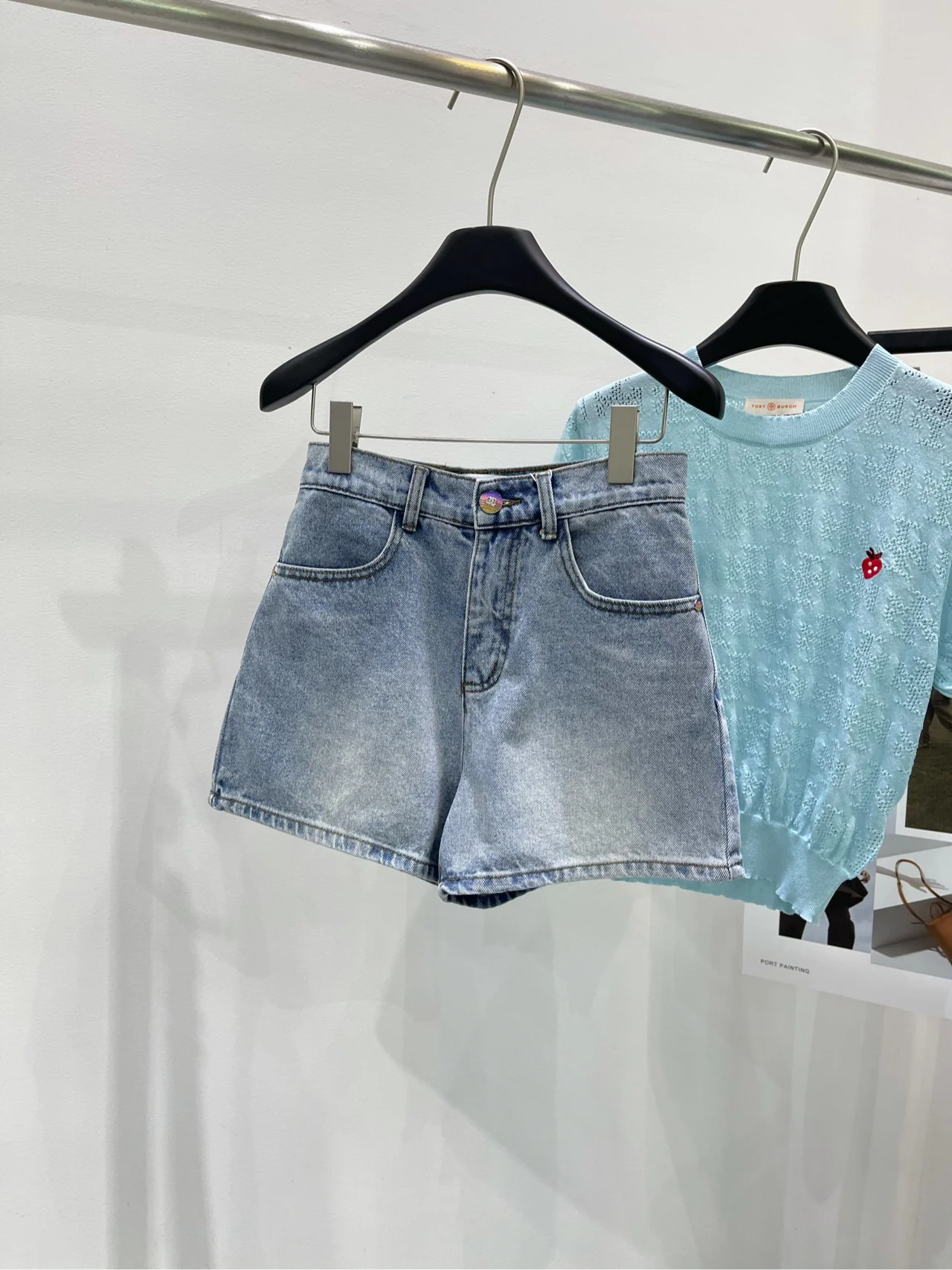 Джинсовые шорты Chanel 2403 с высокой талией и пуговицей в стиле Chanel.