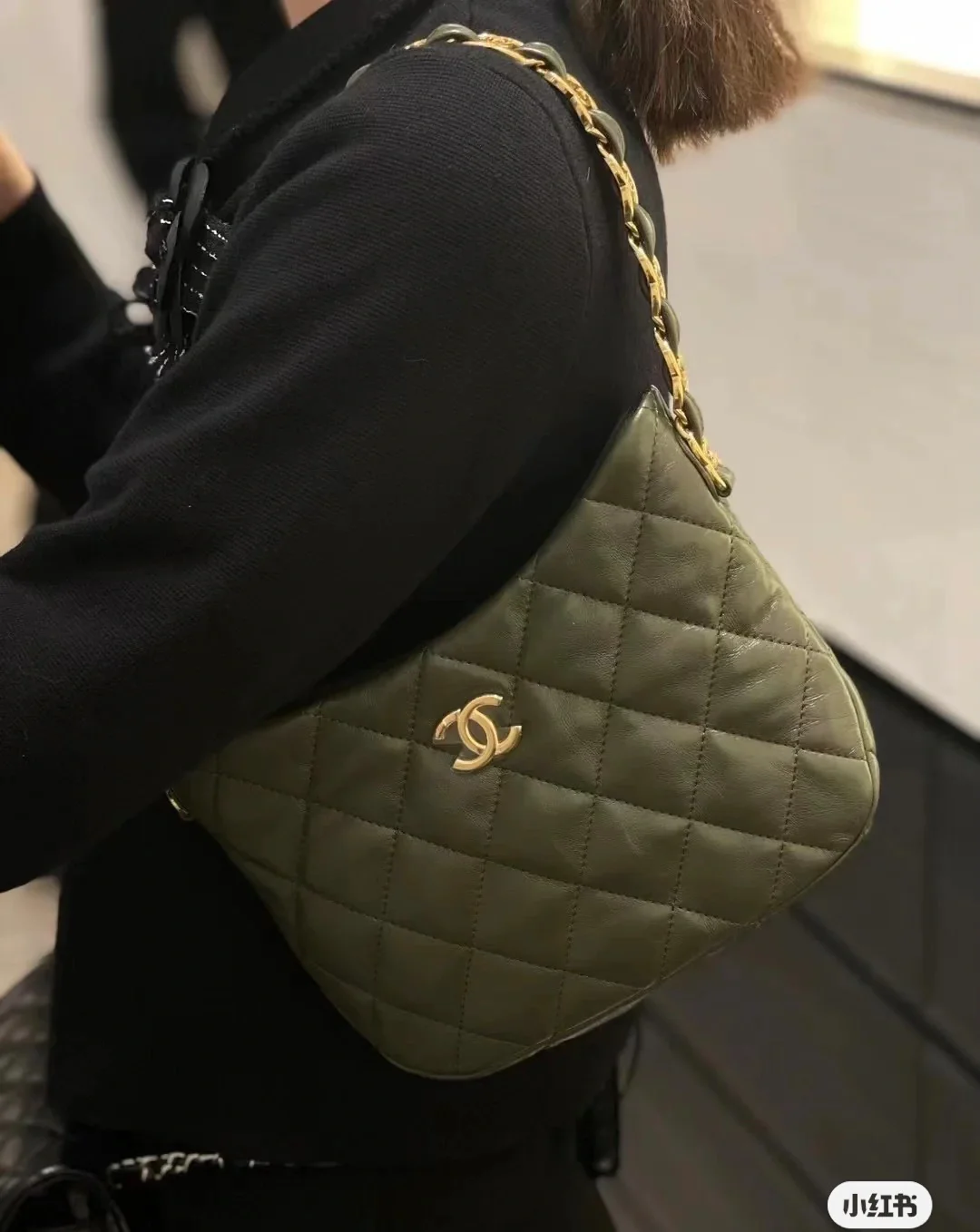 Сумка-хобо Chanel 2022 года, черная.