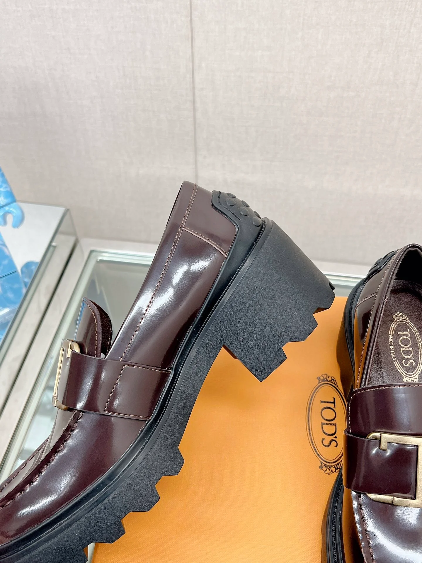 Весенняя коллекция Tods 2023 — обувь в стиле ретро с афро-прической в ??британском стиле.