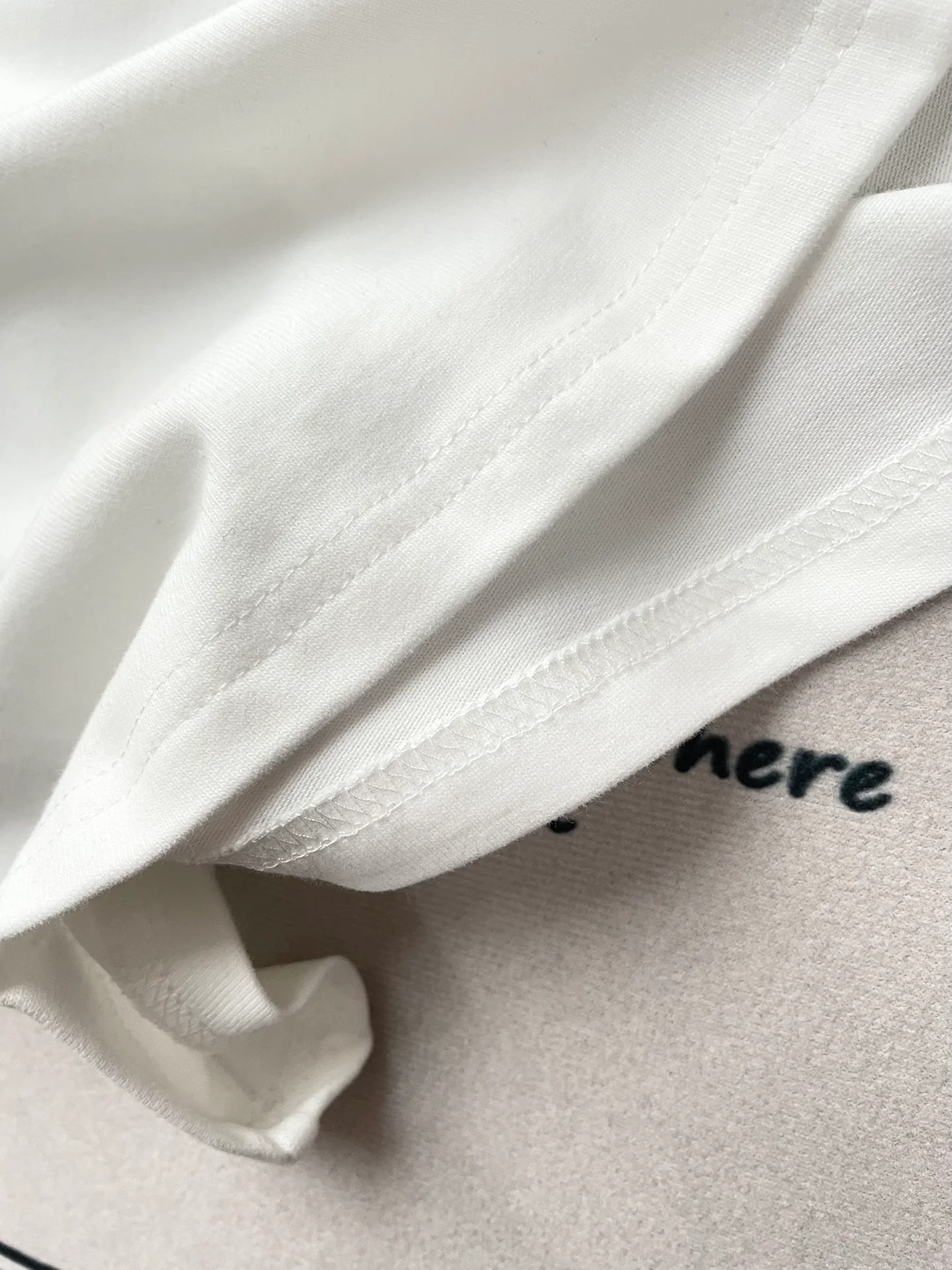 Футболка в стиле Chanel - 2403 - с V-образным вырезом и короткими рукавами, украшенная стразами - белая