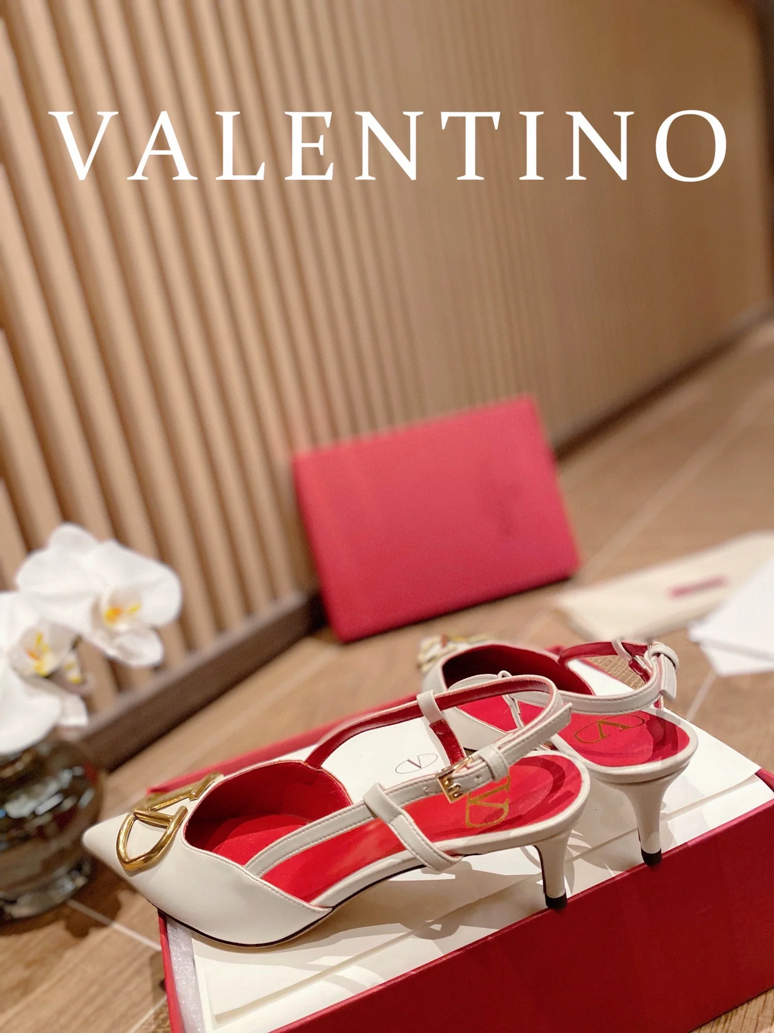 Туфли Valentino на каблуке с V-образной пряжкой из бронзы и открытой пяткой - белые