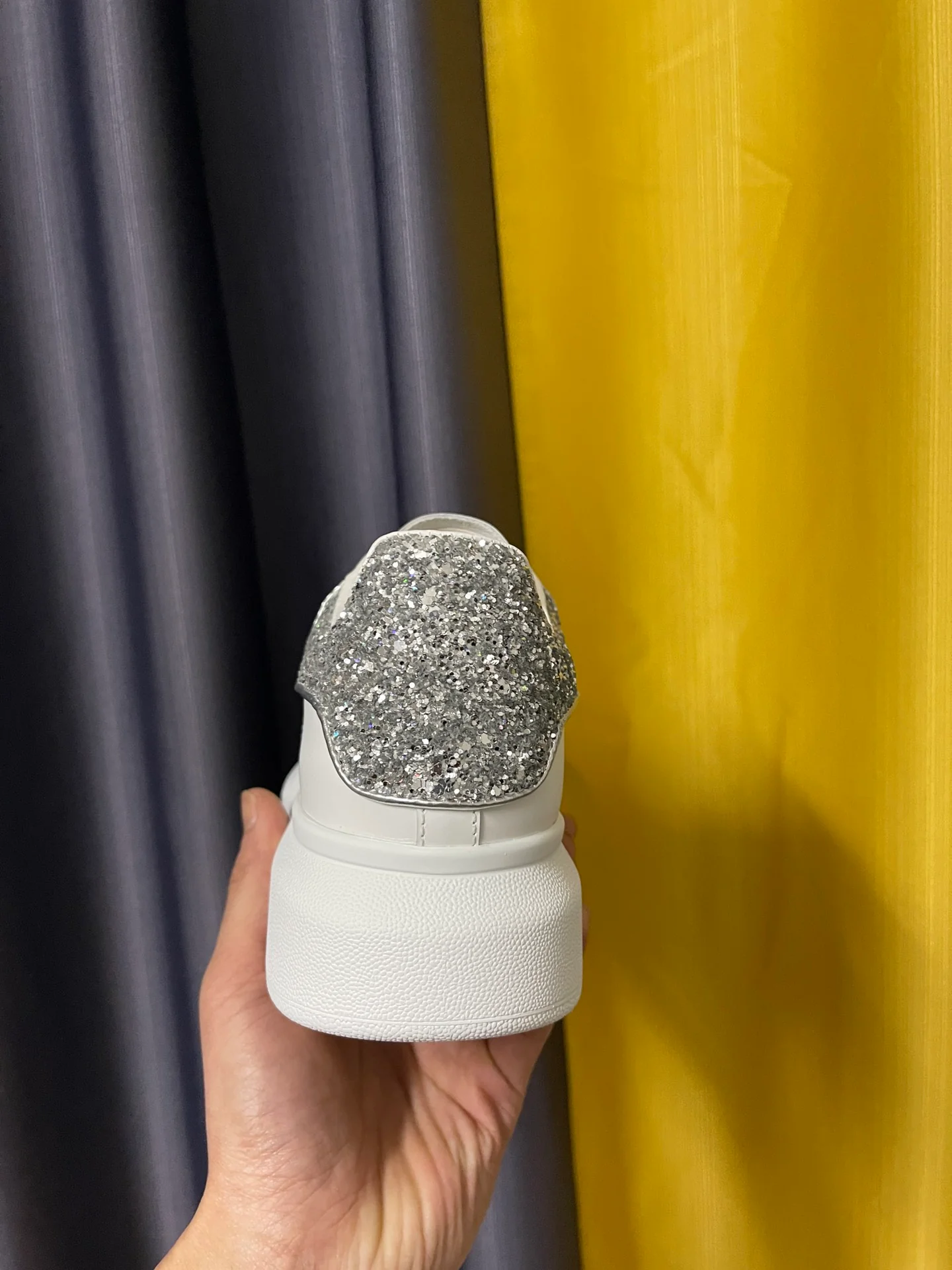 Классические белые кроссовки McQueen - унисекс - переливающийся серебристый задник - премиум-издание