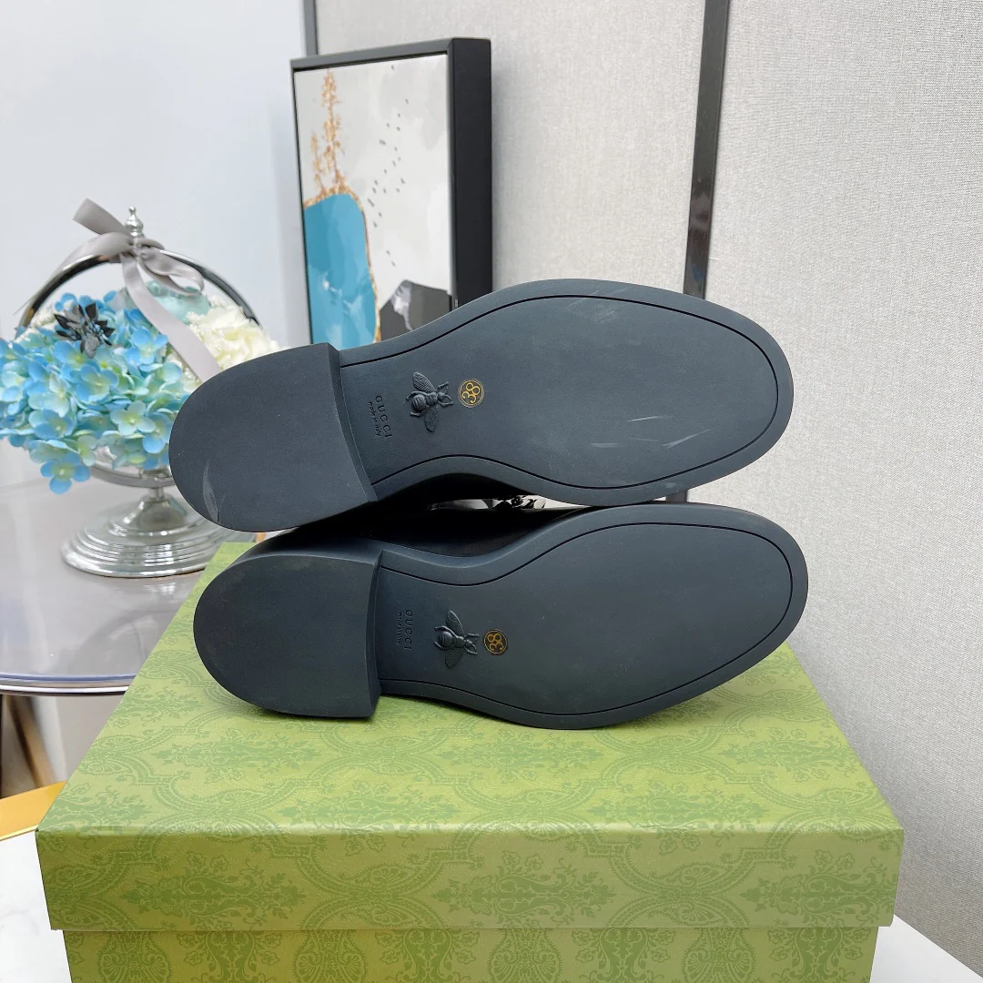 Gucci - Новинка 2023 года - Ботинки челси с цепочкой и пряжкой 