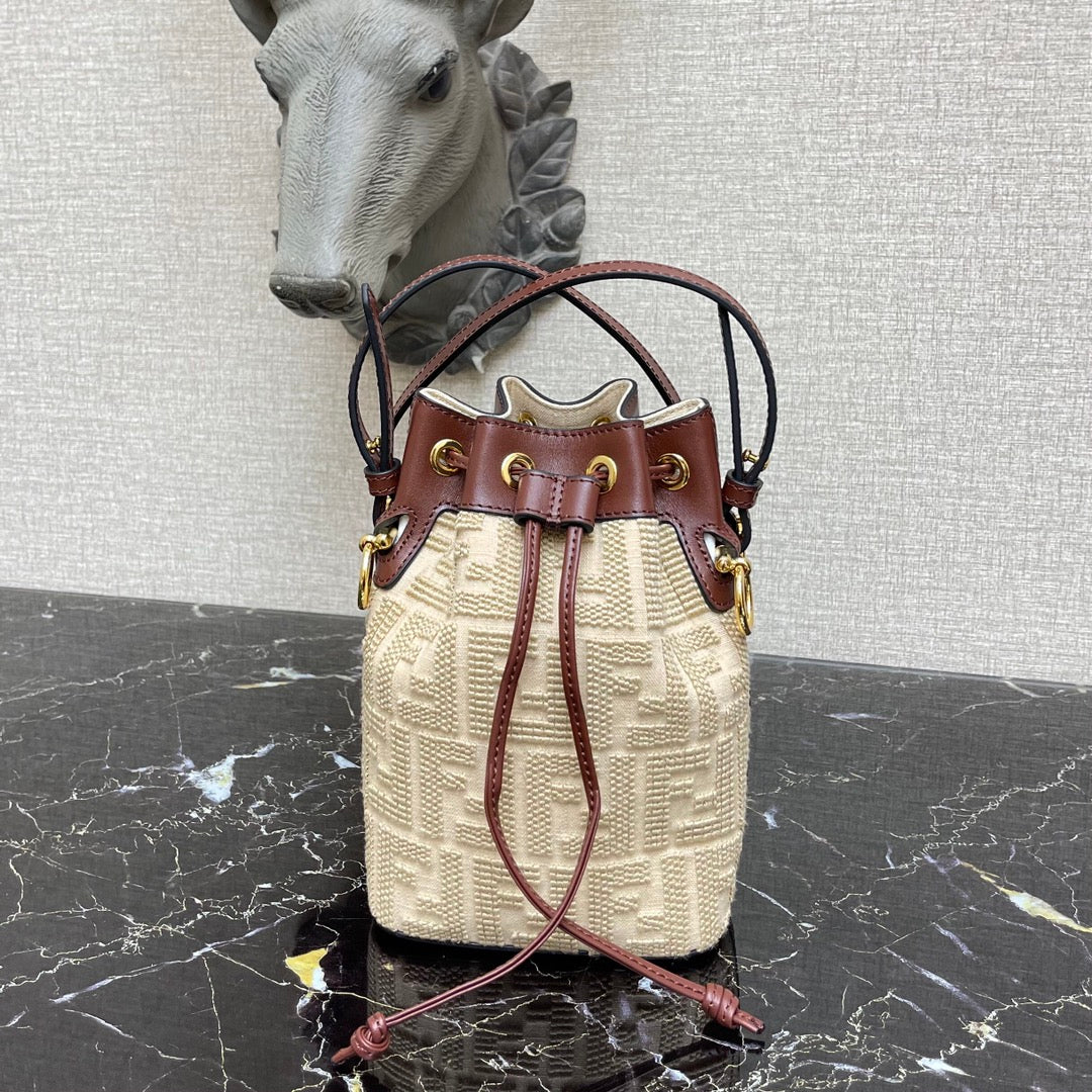 Мини-сумка-ведро Fendi Mon Tresor абрикосового цвета из плетеного материала