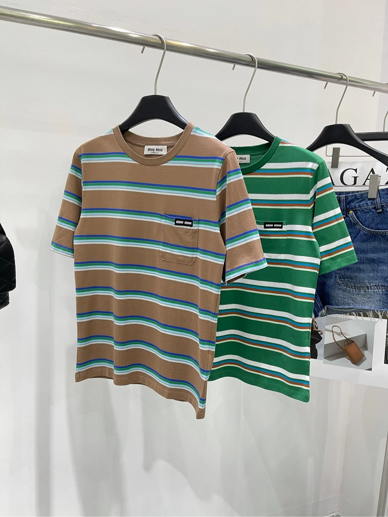 Футболка Miu Miu 2404 в ретро-полоску с карманом и коротким рукавом - коричневая