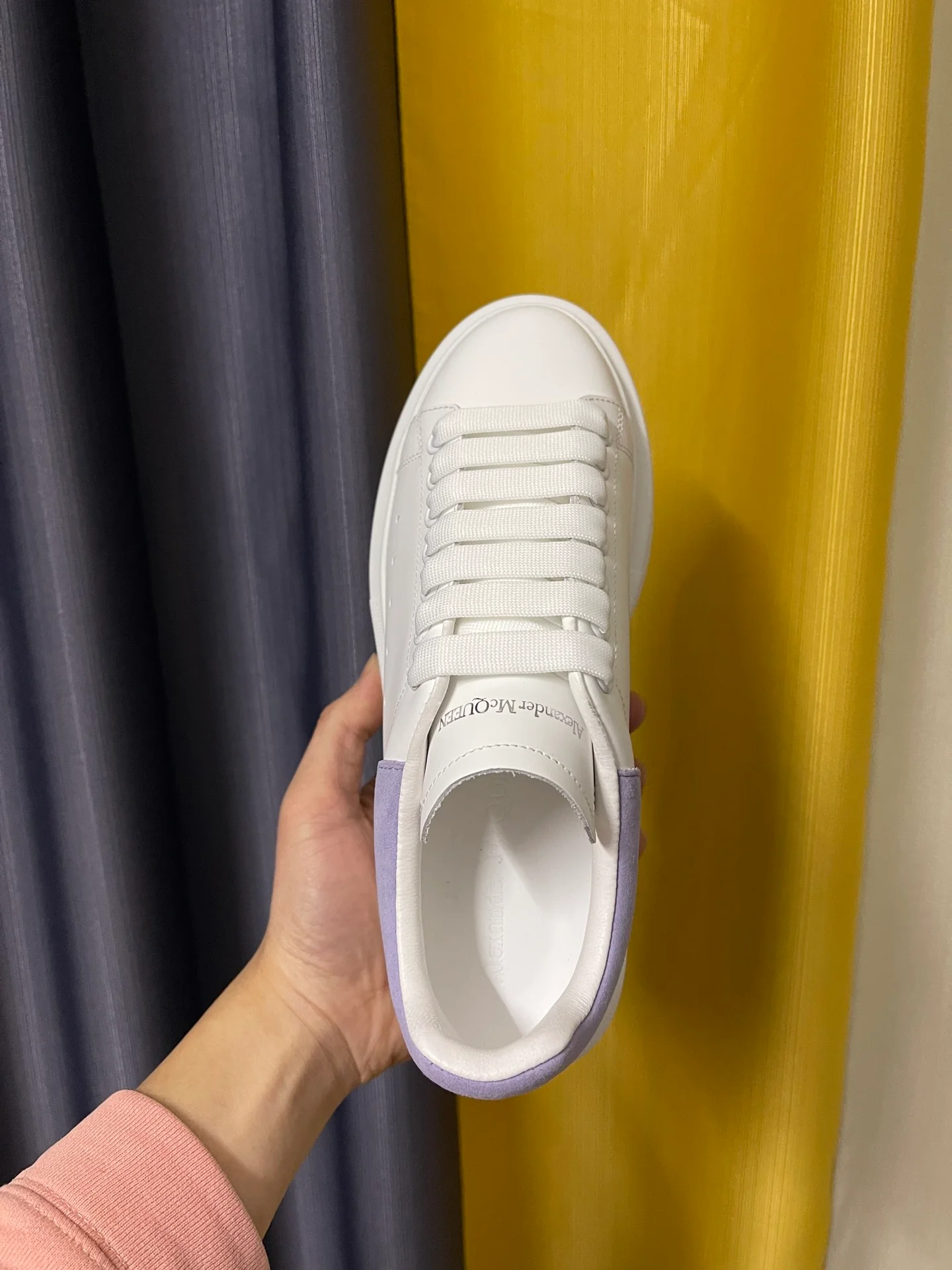 Классические белые кроссовки McQueen - светло-фиолетовый бархатный каблук