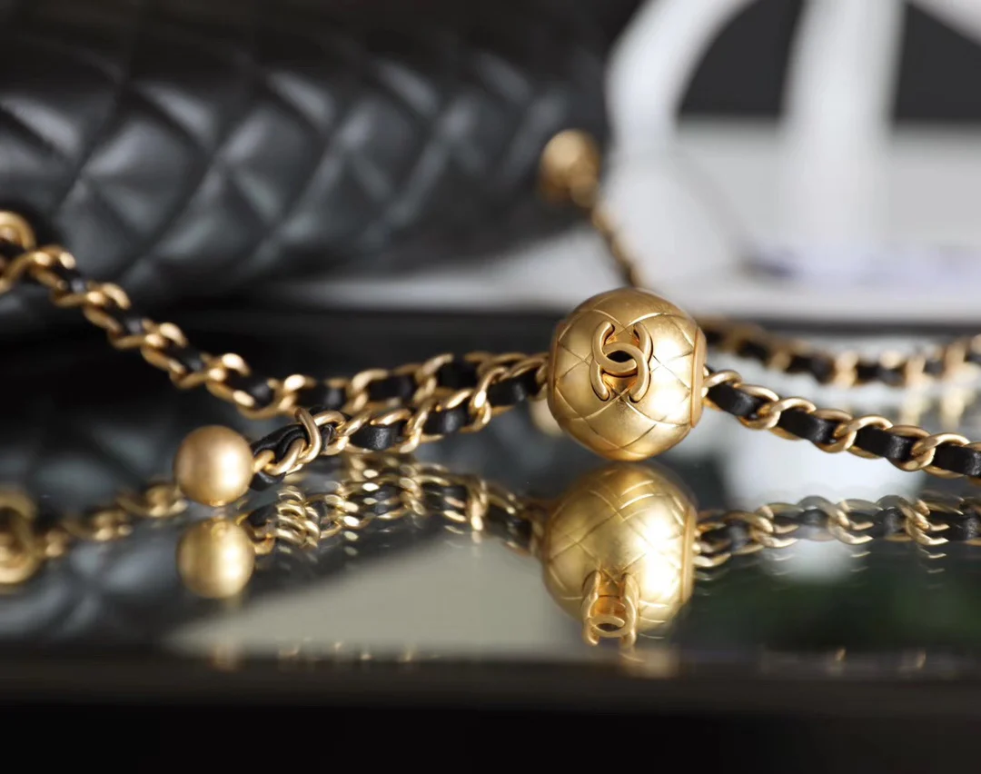 Chanel - Золотая сумка-клапан с шариком из углеродного волокна