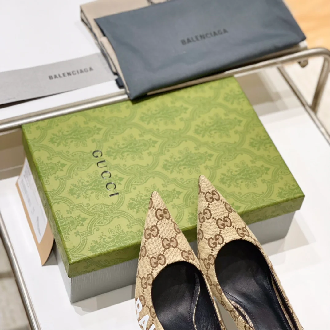 Туфли на высоком каблуке с острым носком от Gucci, весна 2022.