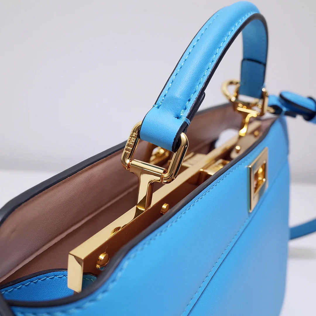 Маленькая синяя кожаная сумочка Fendi Peekaboo i-seey