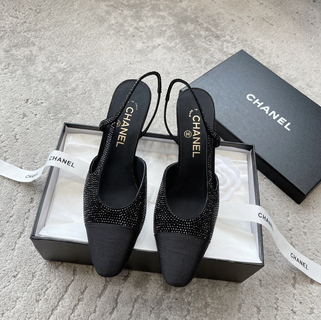 Chanel - Атласные босоножки на низком каблуке со стразами - Черные