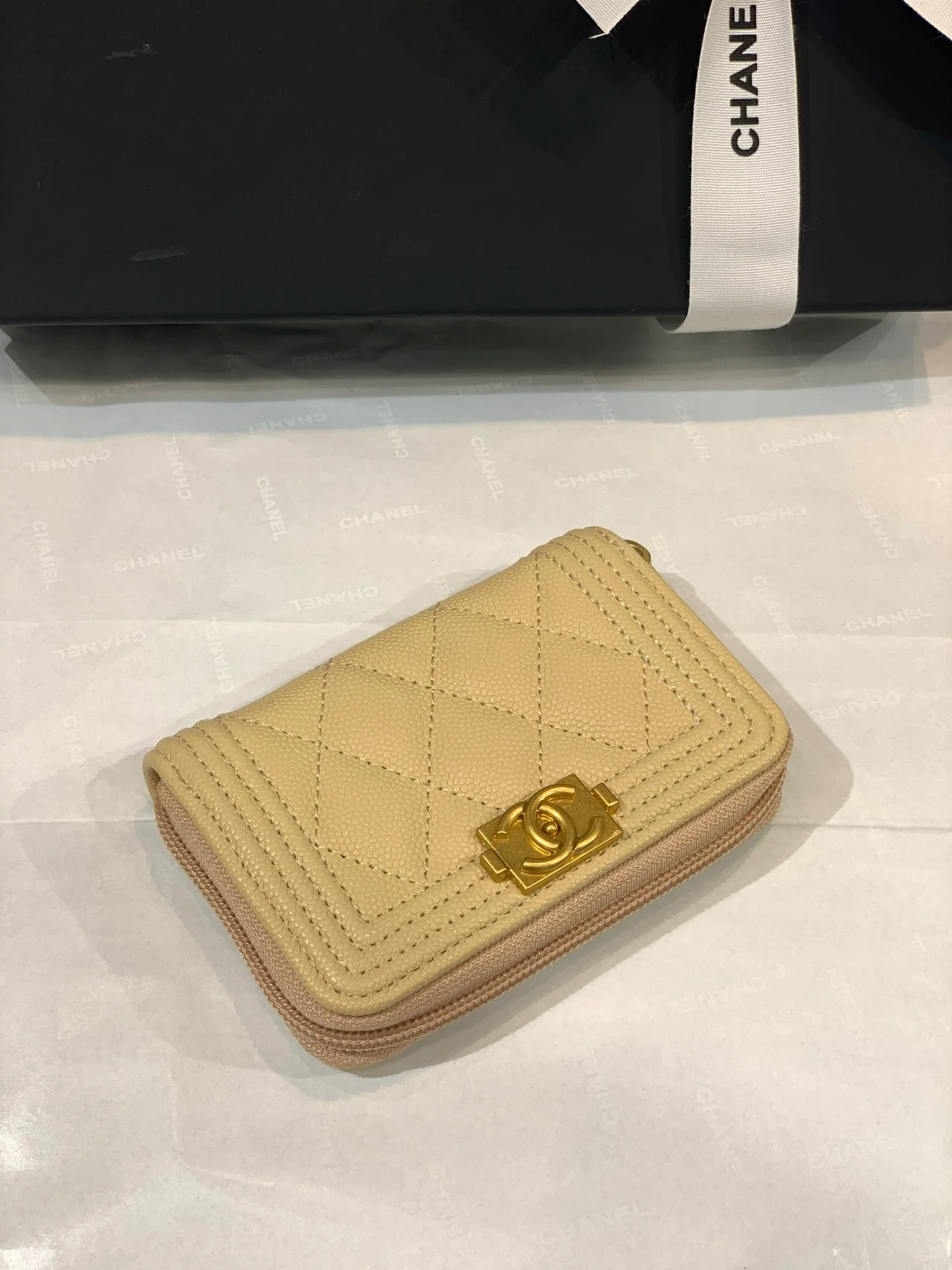 Монетоприемник Chanel Le Boy Classic на молнии - желтый