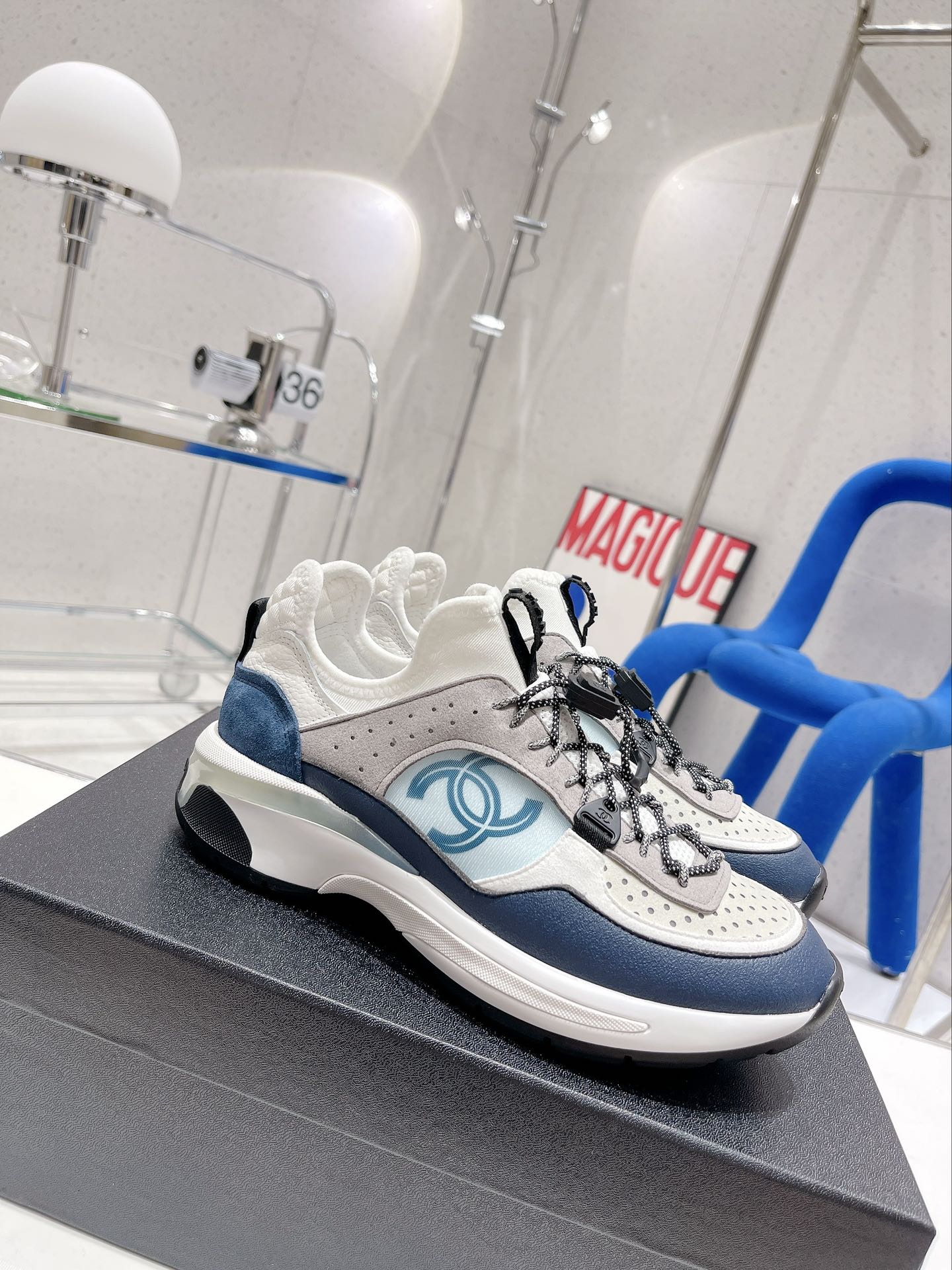 Кроссовки Chanel из лоскутков с показа осенне-зимней коллекции 2022 года.