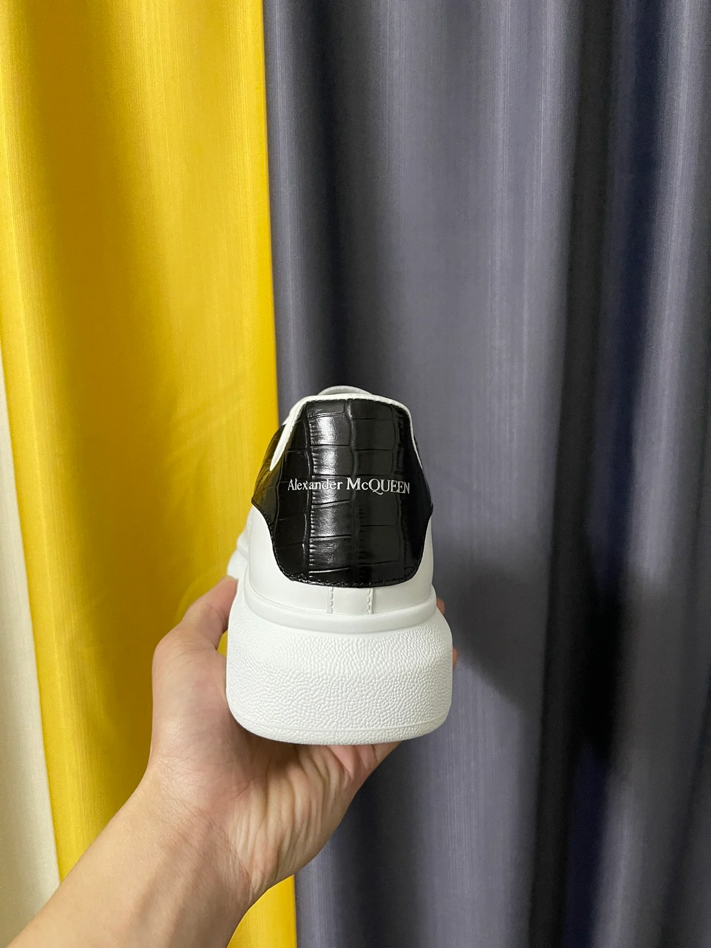 Классические белые кроссовки McQueen - унисекс - с черным вощеным крокодиловым хвостом