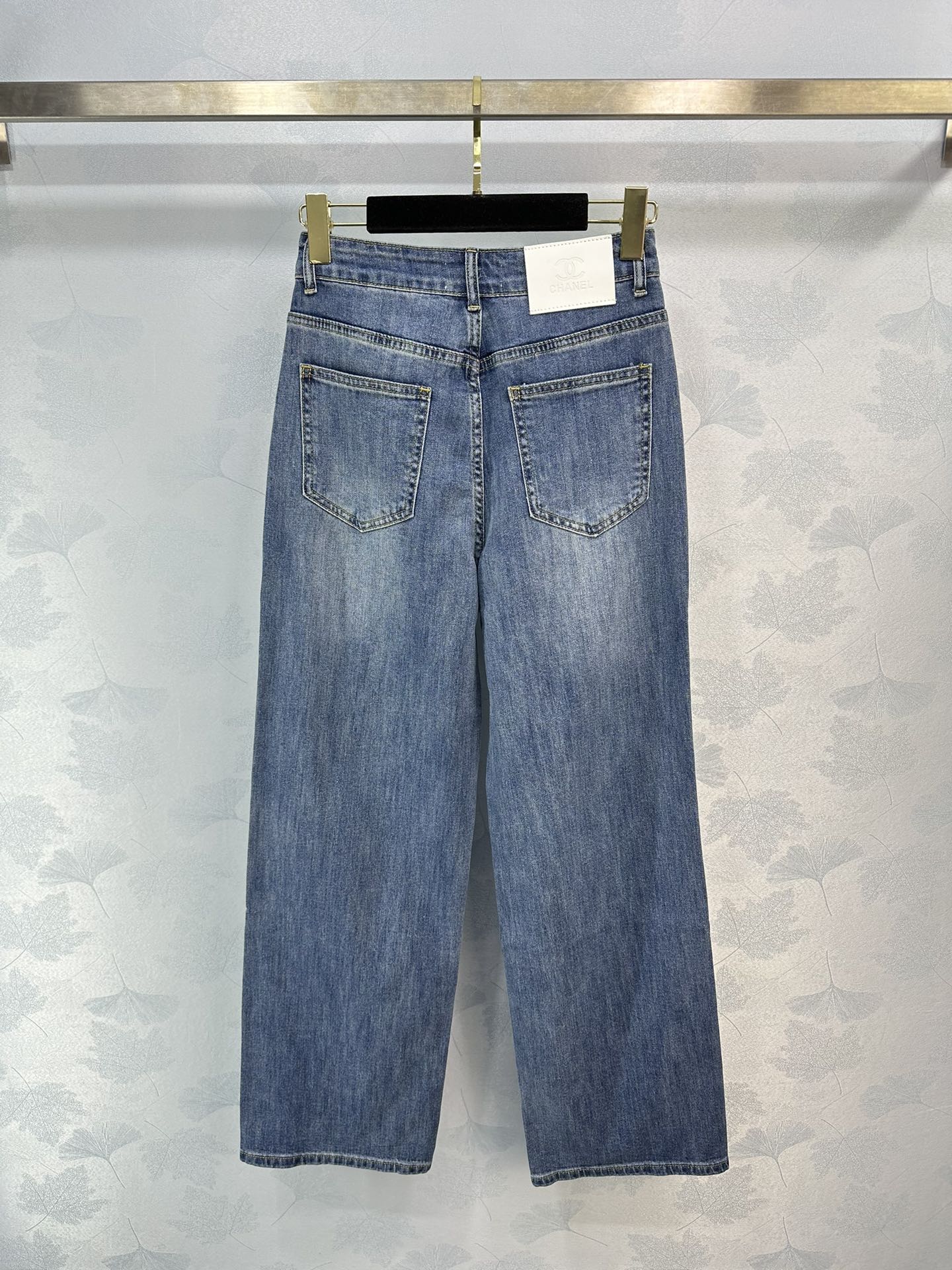 Chanel 2404 - Новая коллекция ранней весны: джинсы с высокой талией и широкими штанинами.