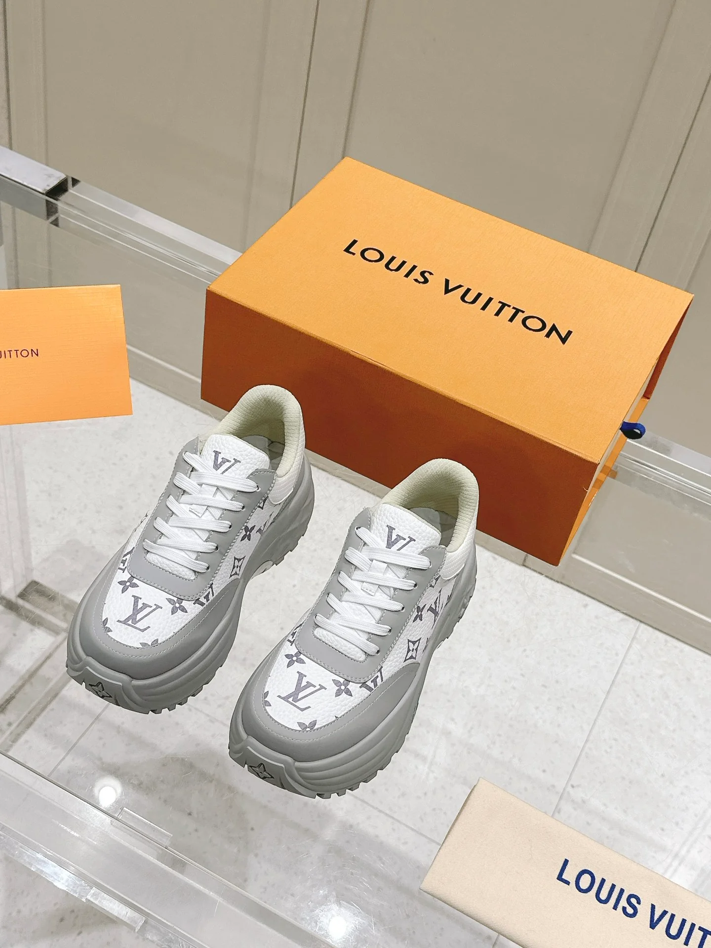 Кроссовки на платформе LV-2024 - белые