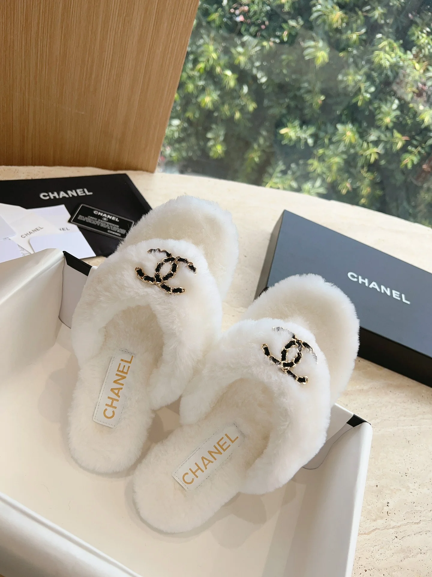 Новинка 2023 года от Chanel - Меховые шлепанцы - Белые
