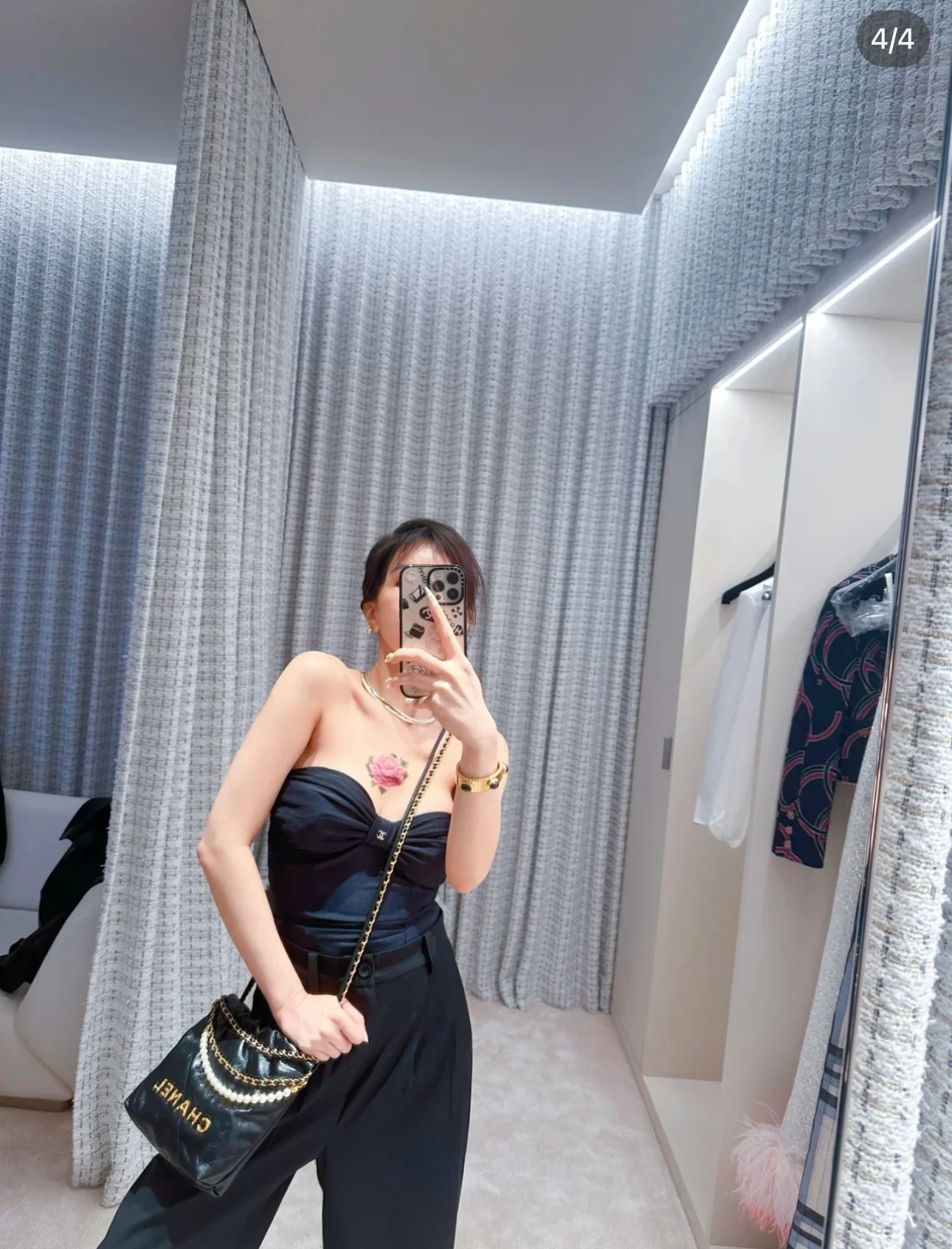 Новинка сезона весна/лето 2023 от Chanel - сумка 22 - мини - черный жемчуг - Фотографии в действии - 1