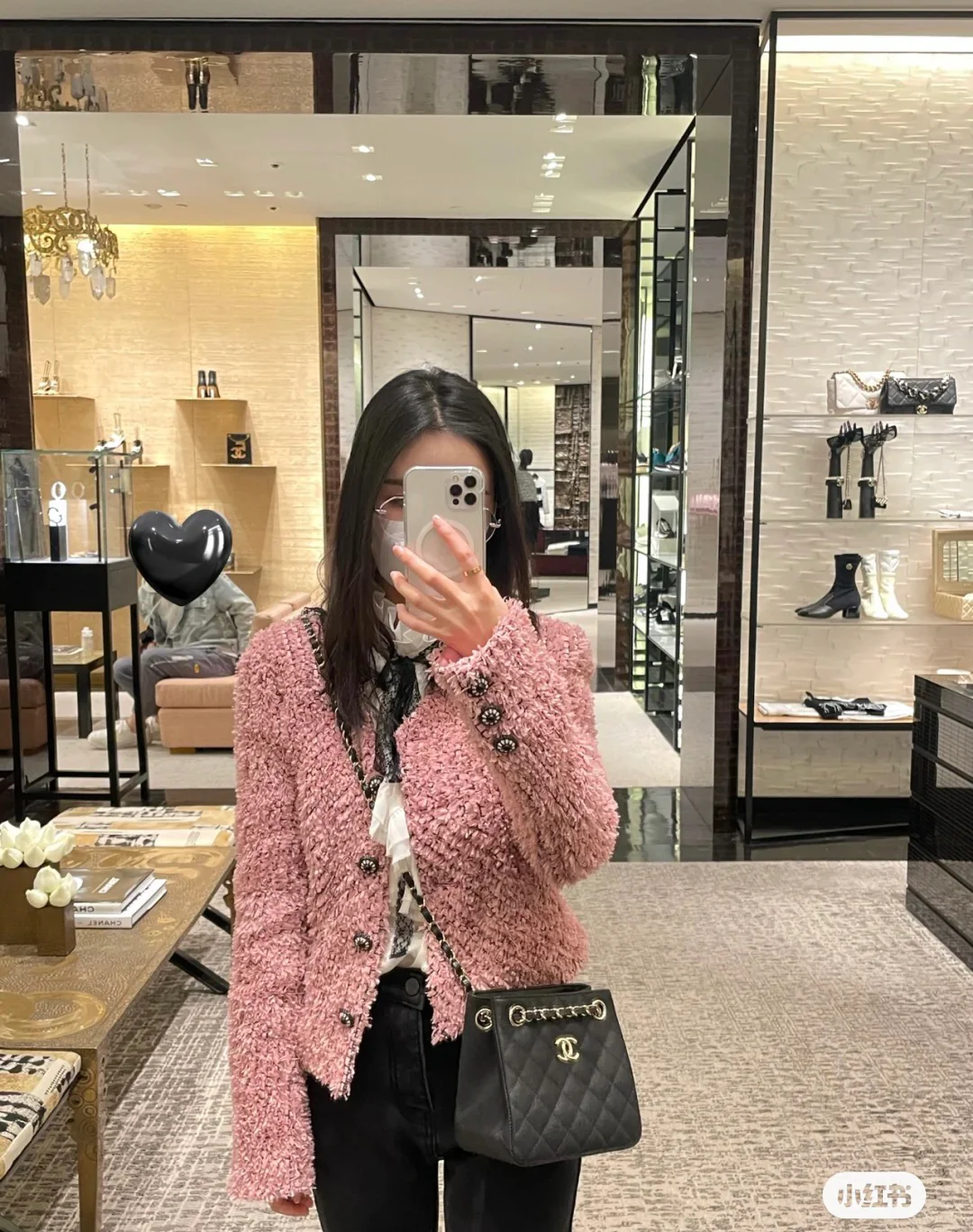 Новая сумка-тоут Chanel весна/лето 2022 — фотографии в действии.