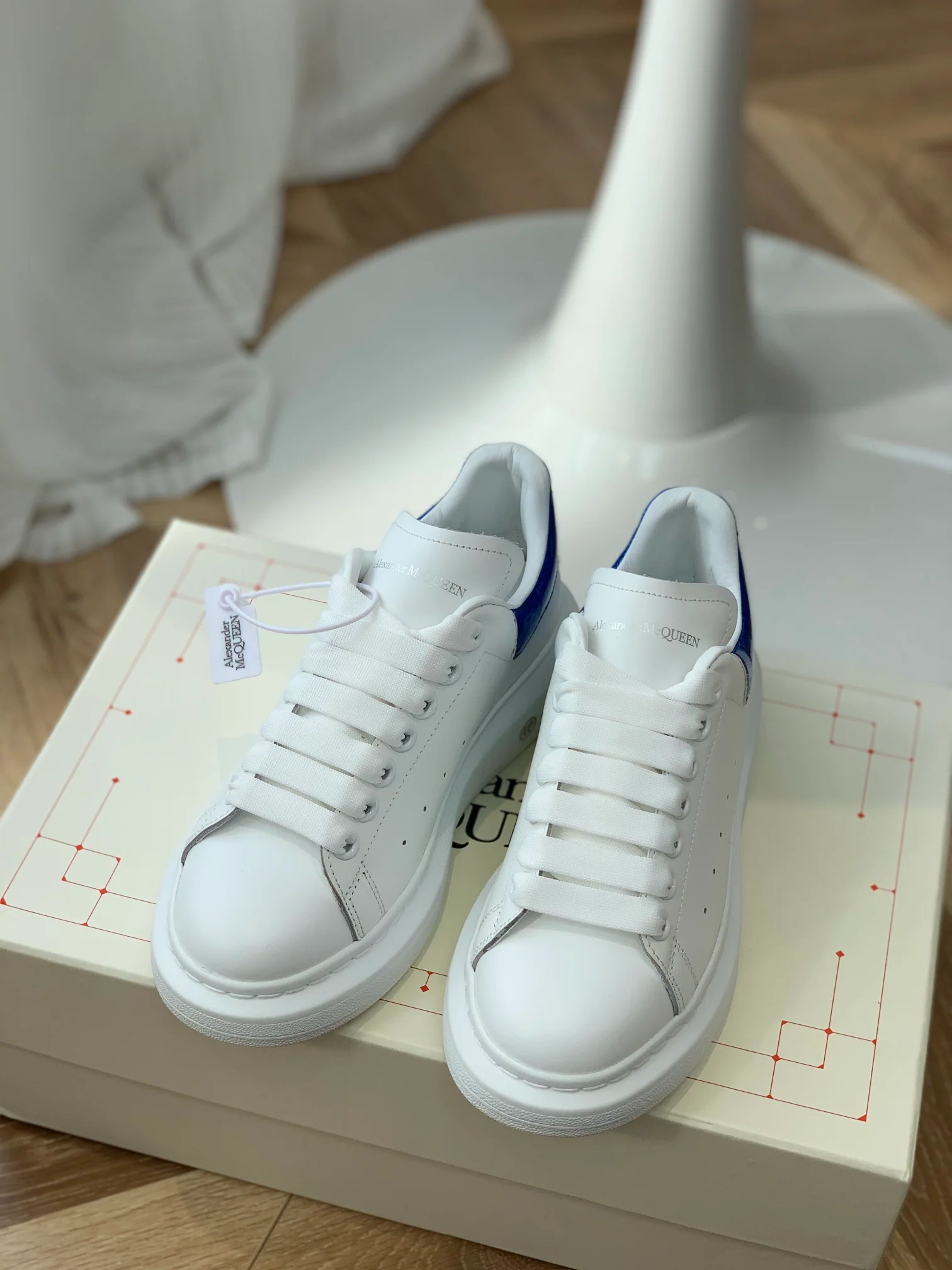 McQueen - Улучшенные классические белые кроссовки - Синие