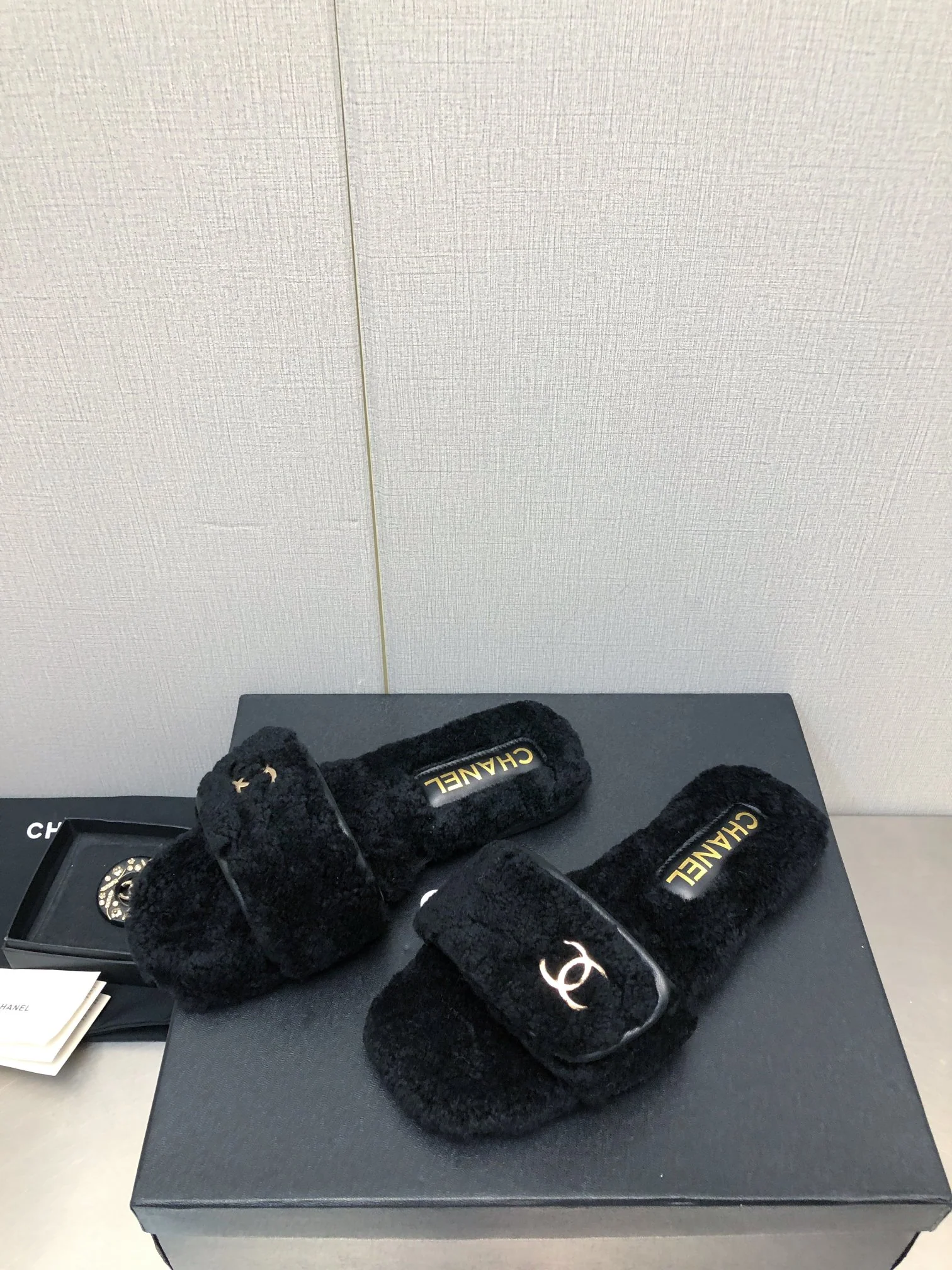 Chanel - Меховые тапочки с двойной буквой С - Черные