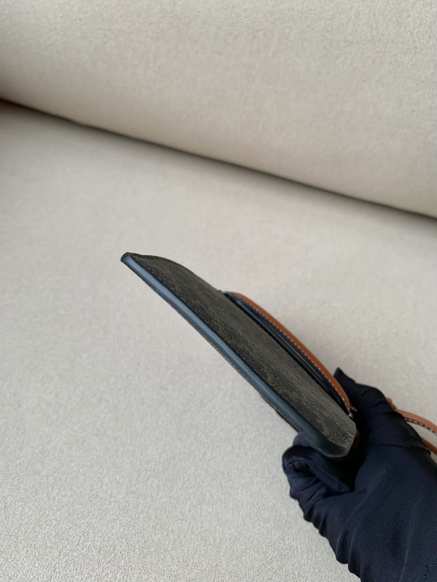 Celine 标志印花羊皮革翻盖手机包