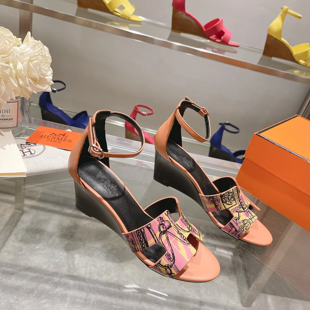 Новинка весны 2022 года от Hermes - Сандалии на массивном каблуке - 2 шт.