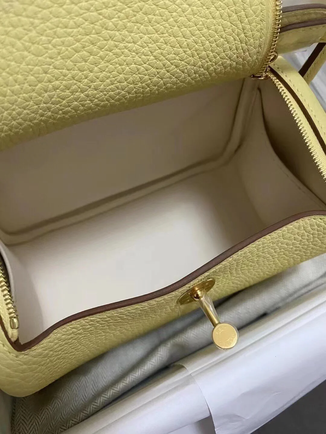 Мини-яйцо Hermes Lindy 1 унция с желтком куриного яйца и золотой пряжкой