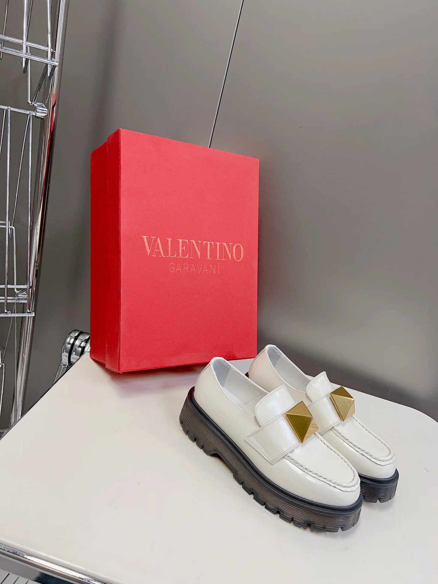 Коллекция Valentino осень/зима 2023, представленная на подиуме - Лоферы - С заклепками - Белые
