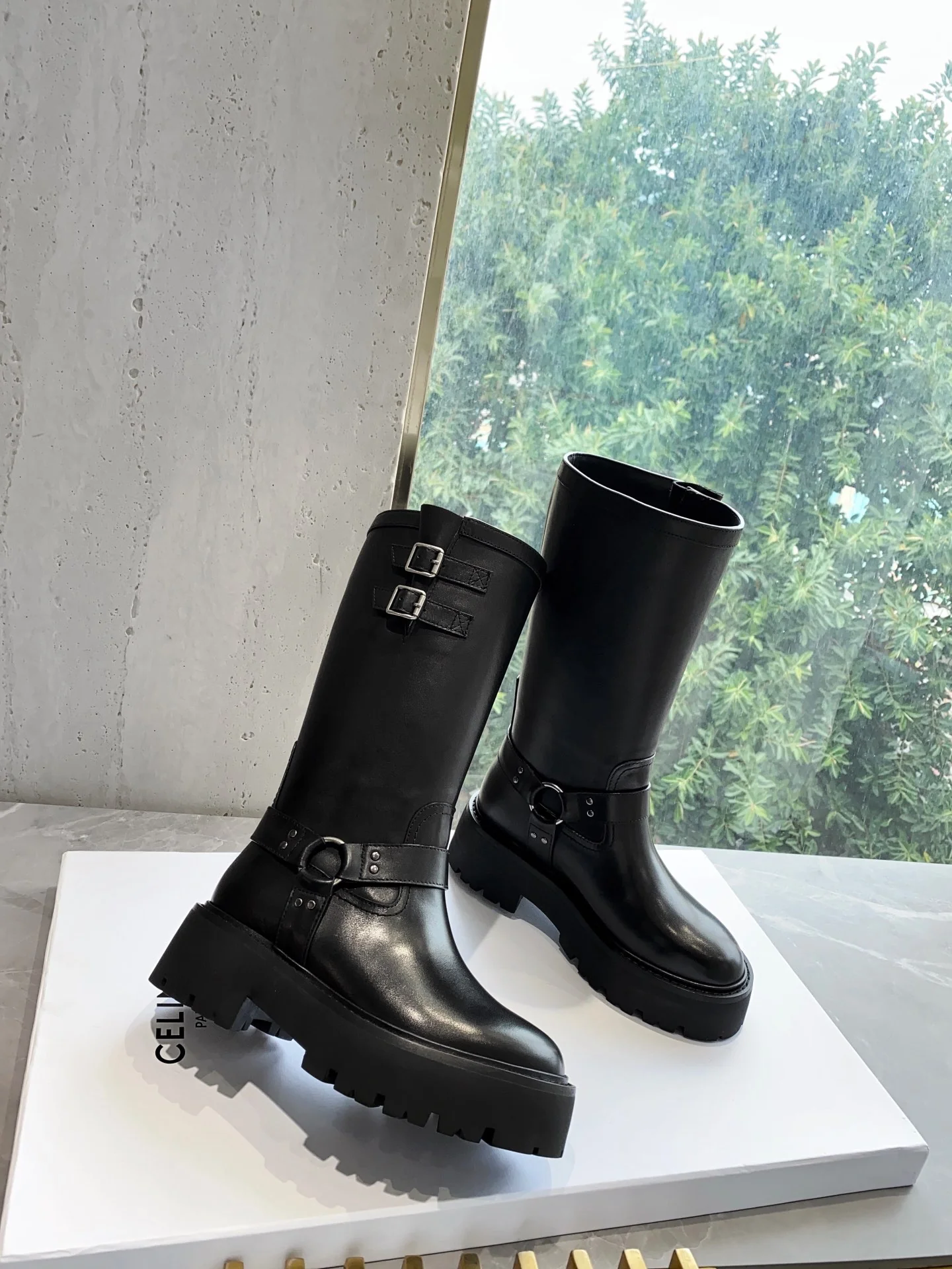 Новинка сезона осень/зима 2022 от Celine — сапоги до середины икры Arc de Triomphe Knight — в стиле Ян Ми.