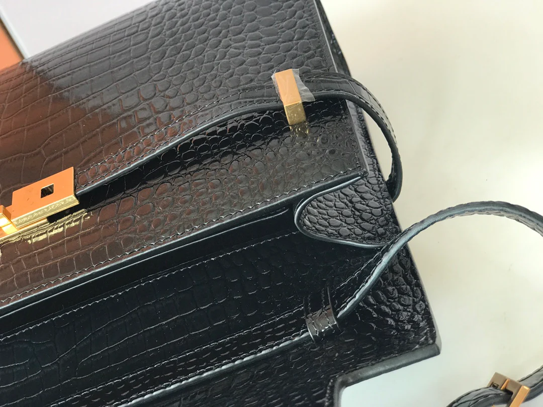 Сумка YSL Manhattan - фурнитура из золотистого материала с тиснением под крокодиловую кожу.