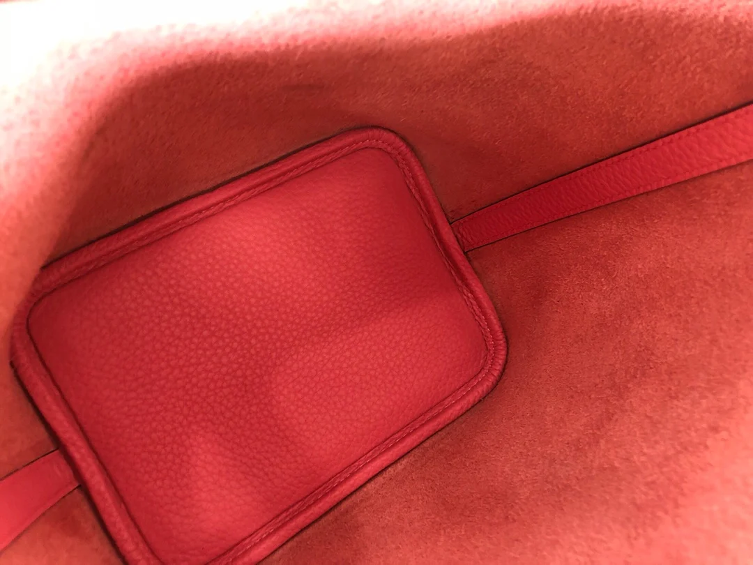 Помада-пудра Hermes Picotin 18 TC с рисунком под крокодиловую кожу и золотой пряжкой.