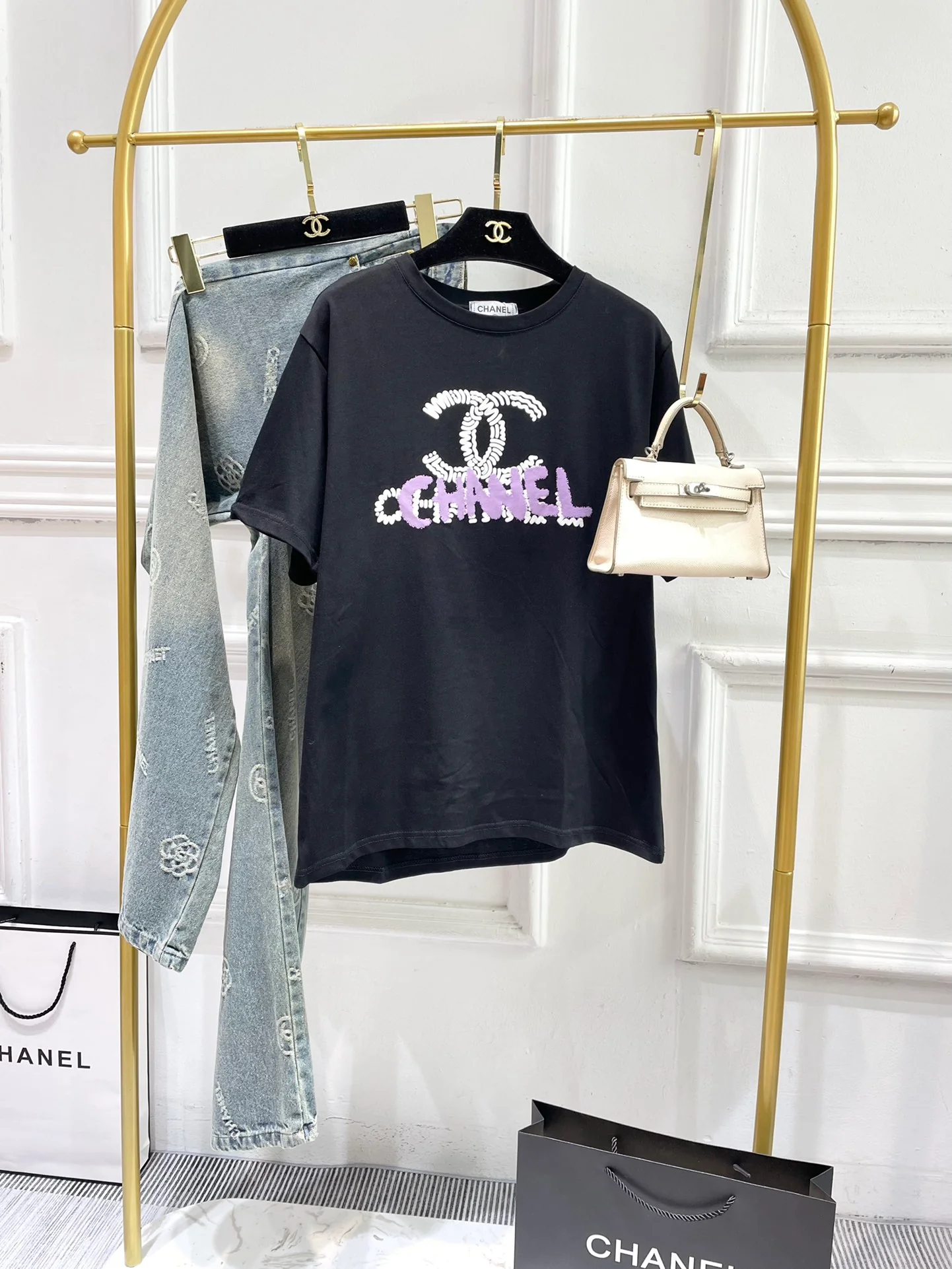 Футболка Chanel 2404 с перекрывающимся логотипом, с короткими рукавами, черная.