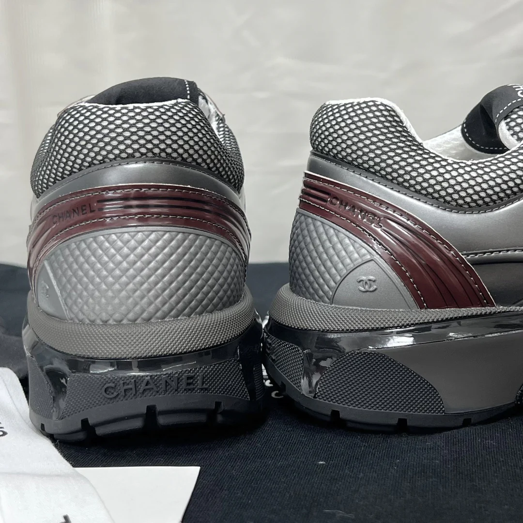 Круизная коллекция Chanel 2023 — Подиумная коллекция — Кроссовки — Черно-красные