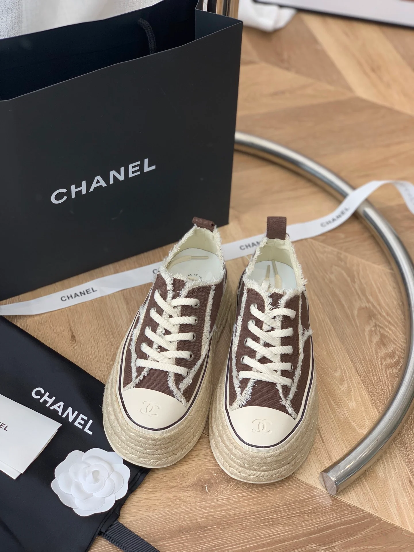 Ковшеобразные кеды на платформе Chanel - повседневная обувь - цвет молочного чая