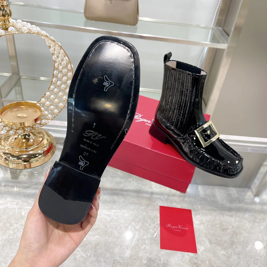 Лакированные ботинки челси с металлическими пряжками — черные.