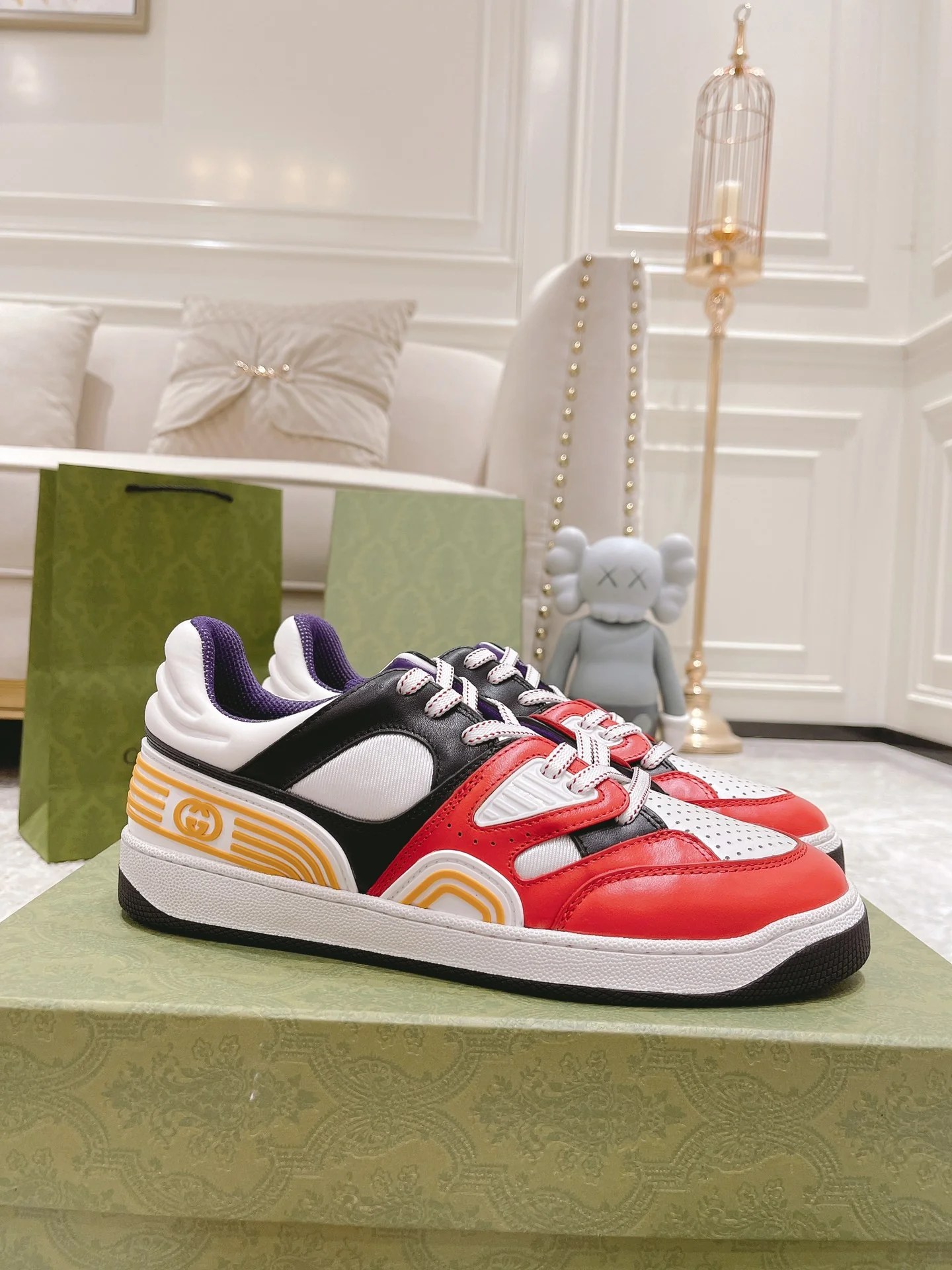 Коллекция Gucci с показа на Неделе моды в Милане 2022 года - серия баскетбольных кроссовок.
