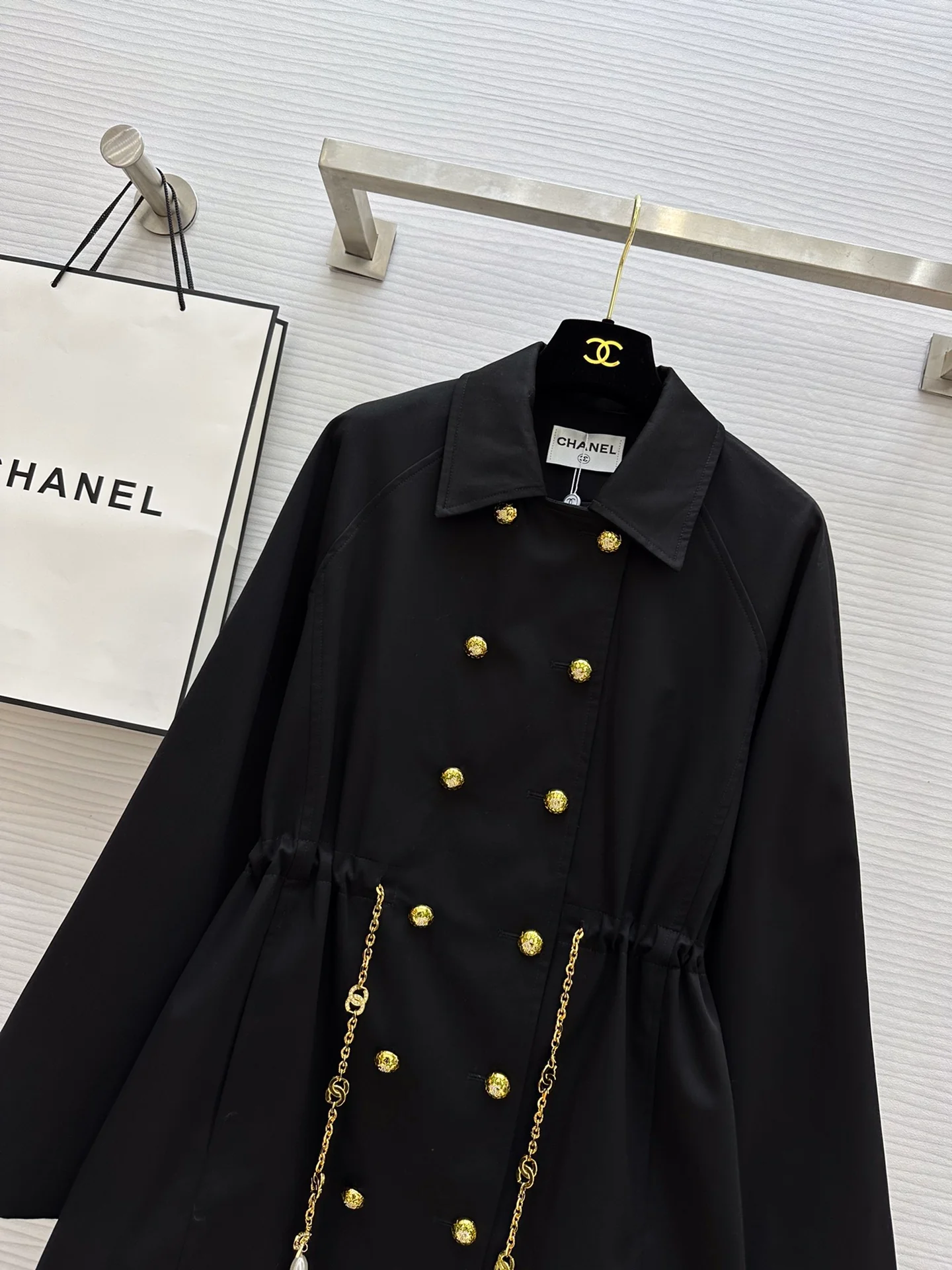 Тренч Chanel 2403-24 Весна/Лето, новый, с двубортной отделкой цепочками, черный.