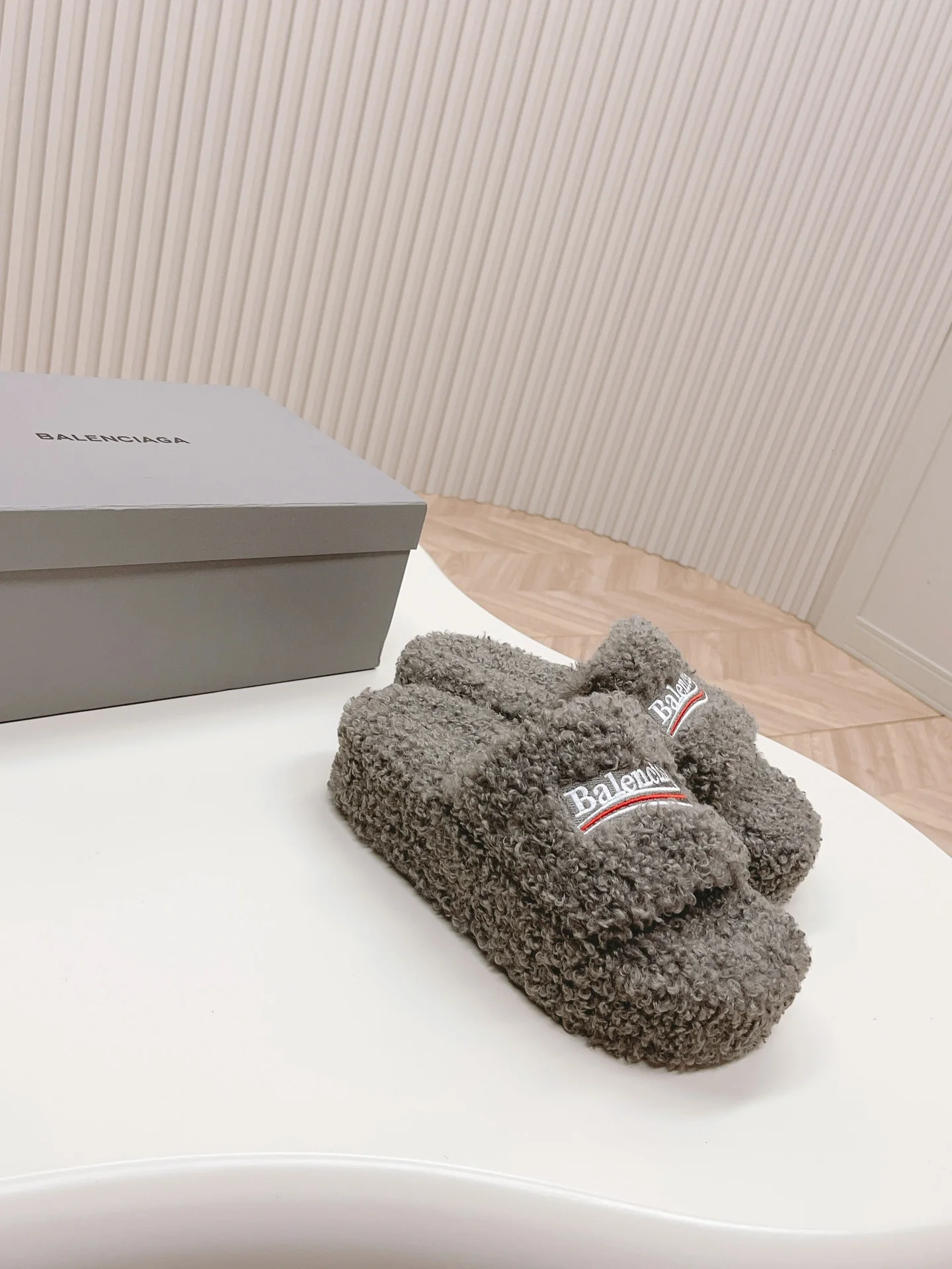 Новинка Balenciaga 2023 года - Меховые тапочки на платформе - Серые