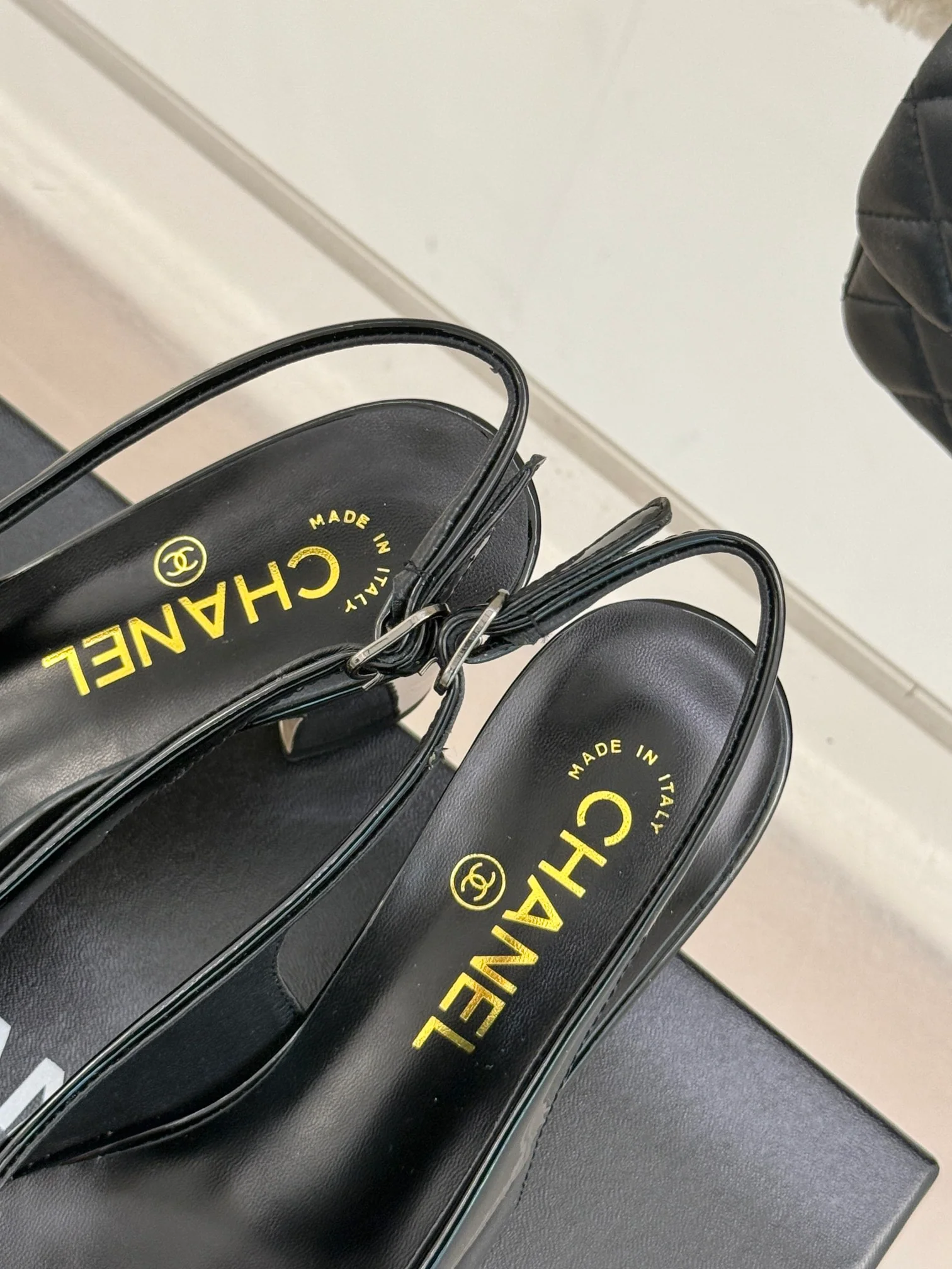 Босоножки Chanel 2024 с острым носком в форме сердца на низком каблуке - черные