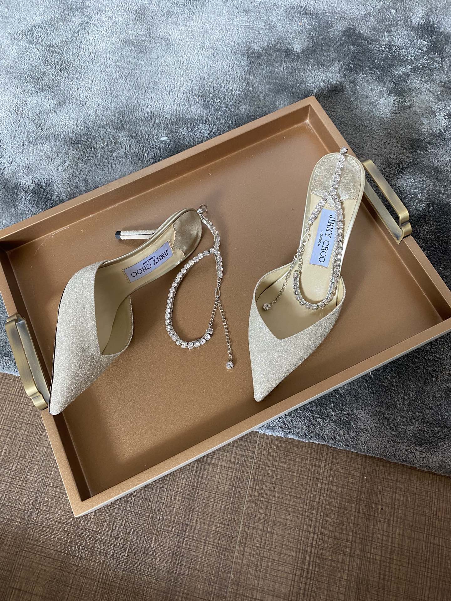 Jimmy - Цепочка на щиколотку со стразами - Туфли на высоком каблуке с острым носком - Золотистые