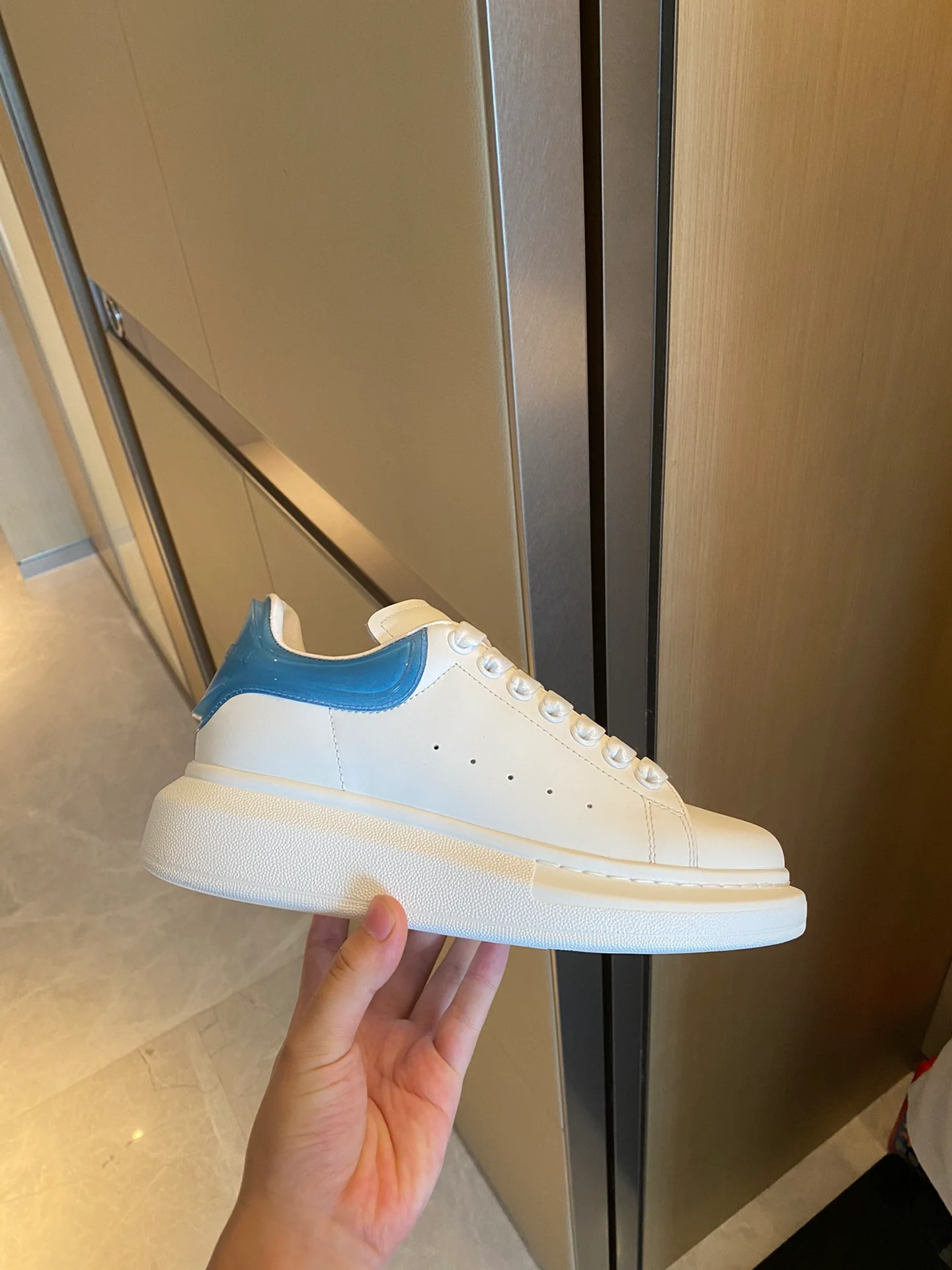 Классические белые кроссовки McQueen - на каблуке-резинке - синие