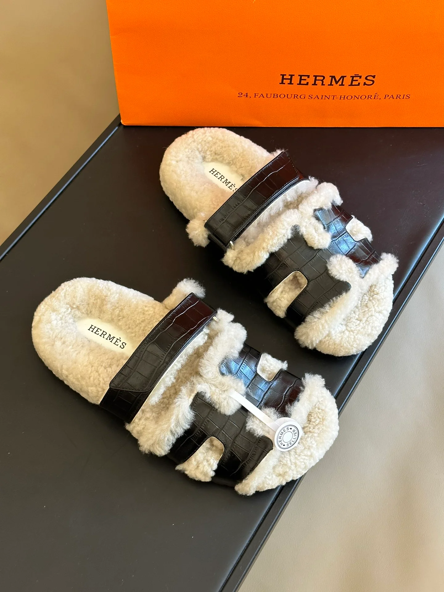 Тапочки Hermes 2024 с крокодиловым принтом - черные.