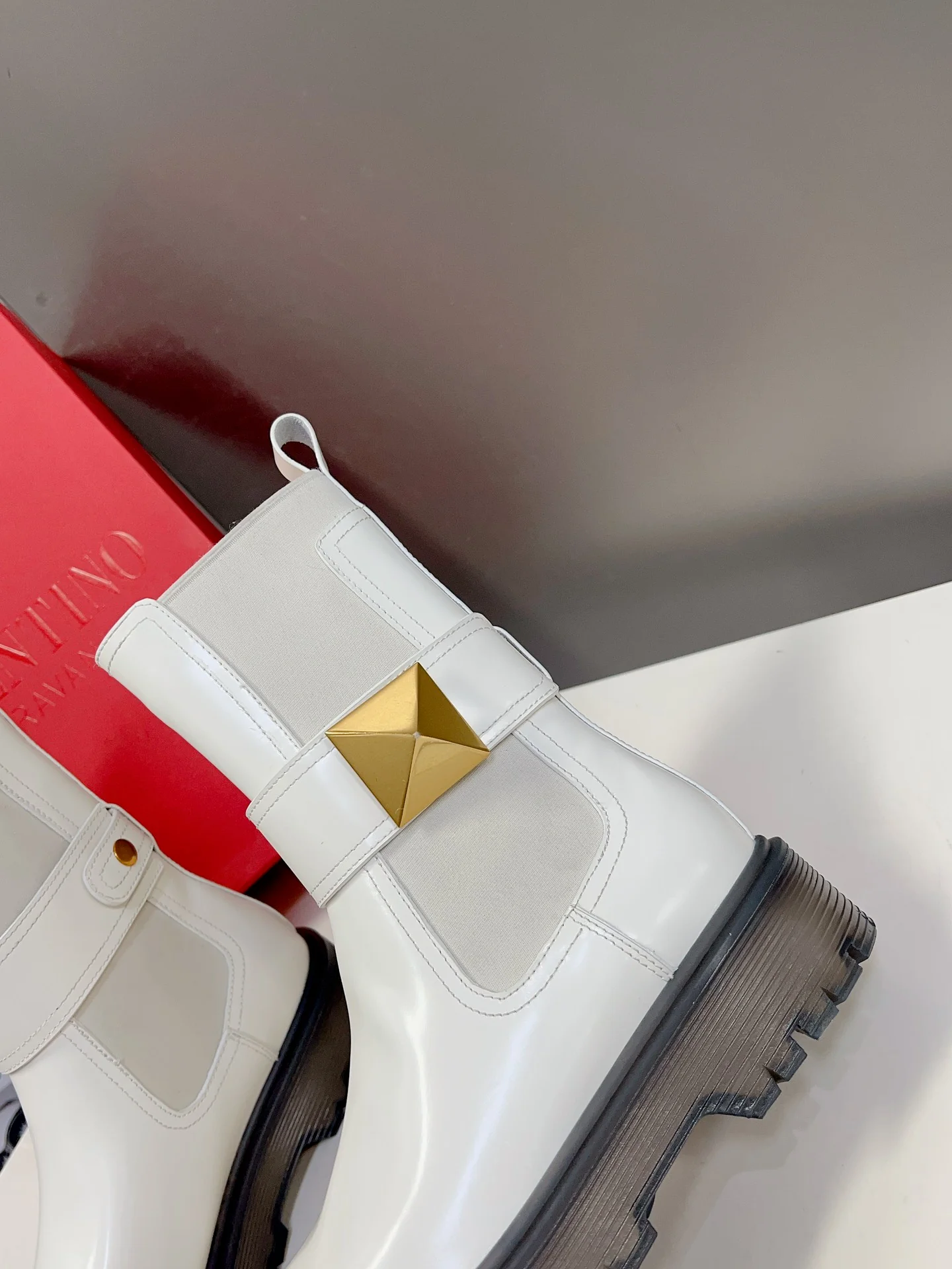 Коллекция Valentino осень/зима 2023, представленная на подиуме - Ботильоны - С крупными заклепками сбоку - Белые