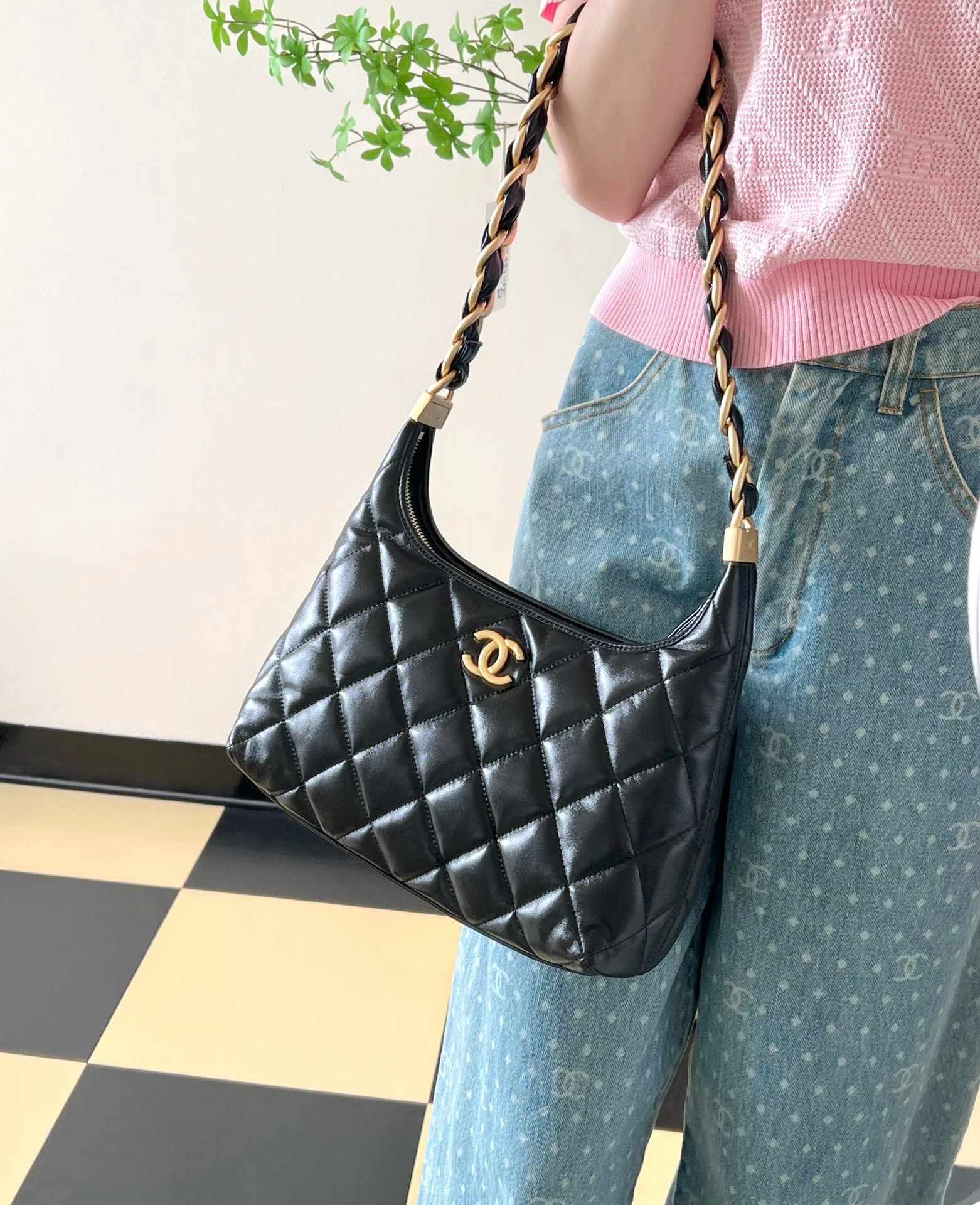 Chanel - Средняя сумка-хобо через плечо - Черная с золотой фурнитурой