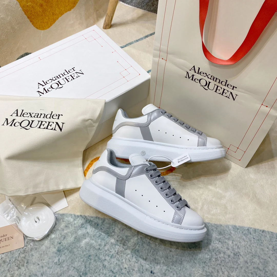 Светоотражающие белые кроссовки McQueen серого цвета