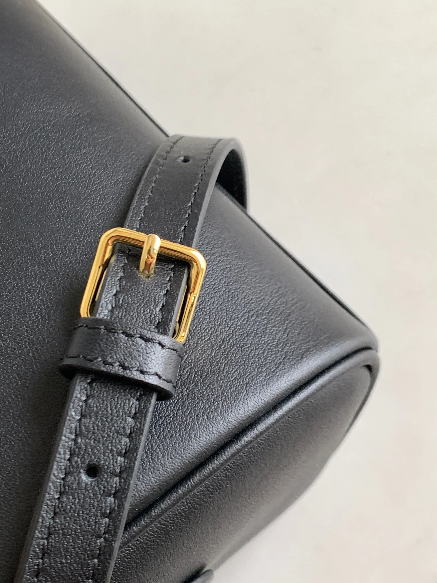 Коллекция Celine Весна/Лето 2023 - Бостон-сумка Cuir Triomphe из гладкой телячьей кожи - Черная