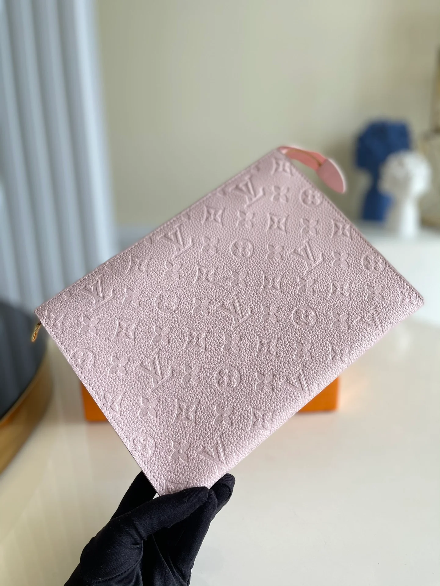 lv-m45665-Розовый клатч с тиснением