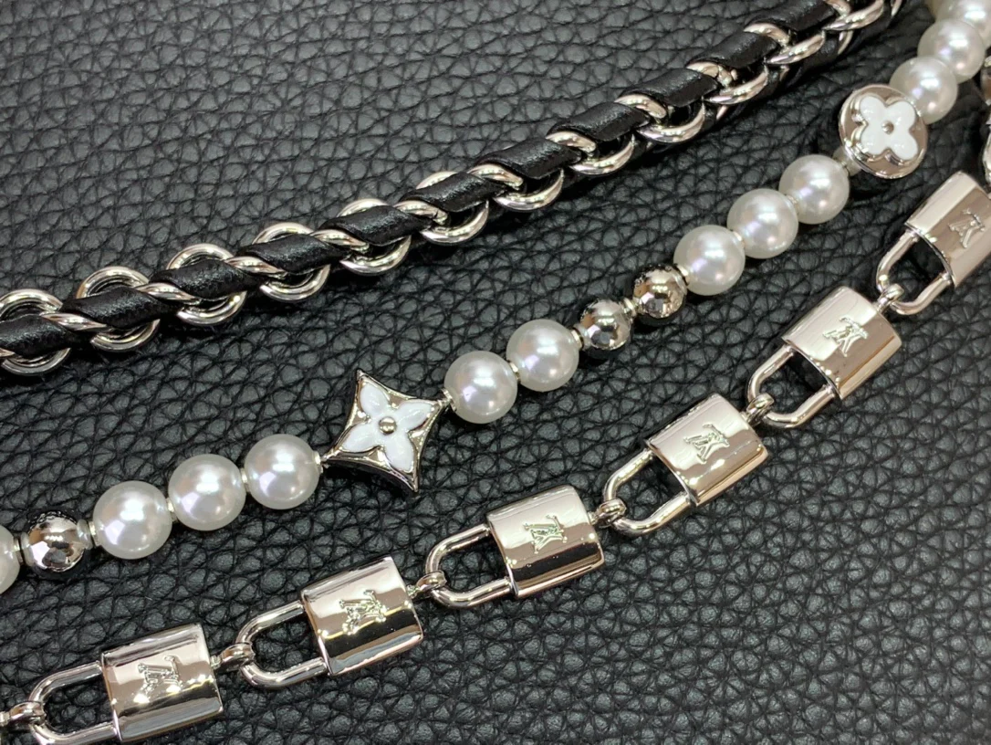 LV Capucines BB - Черная кожаная сумочка с жемчужной цепочкой